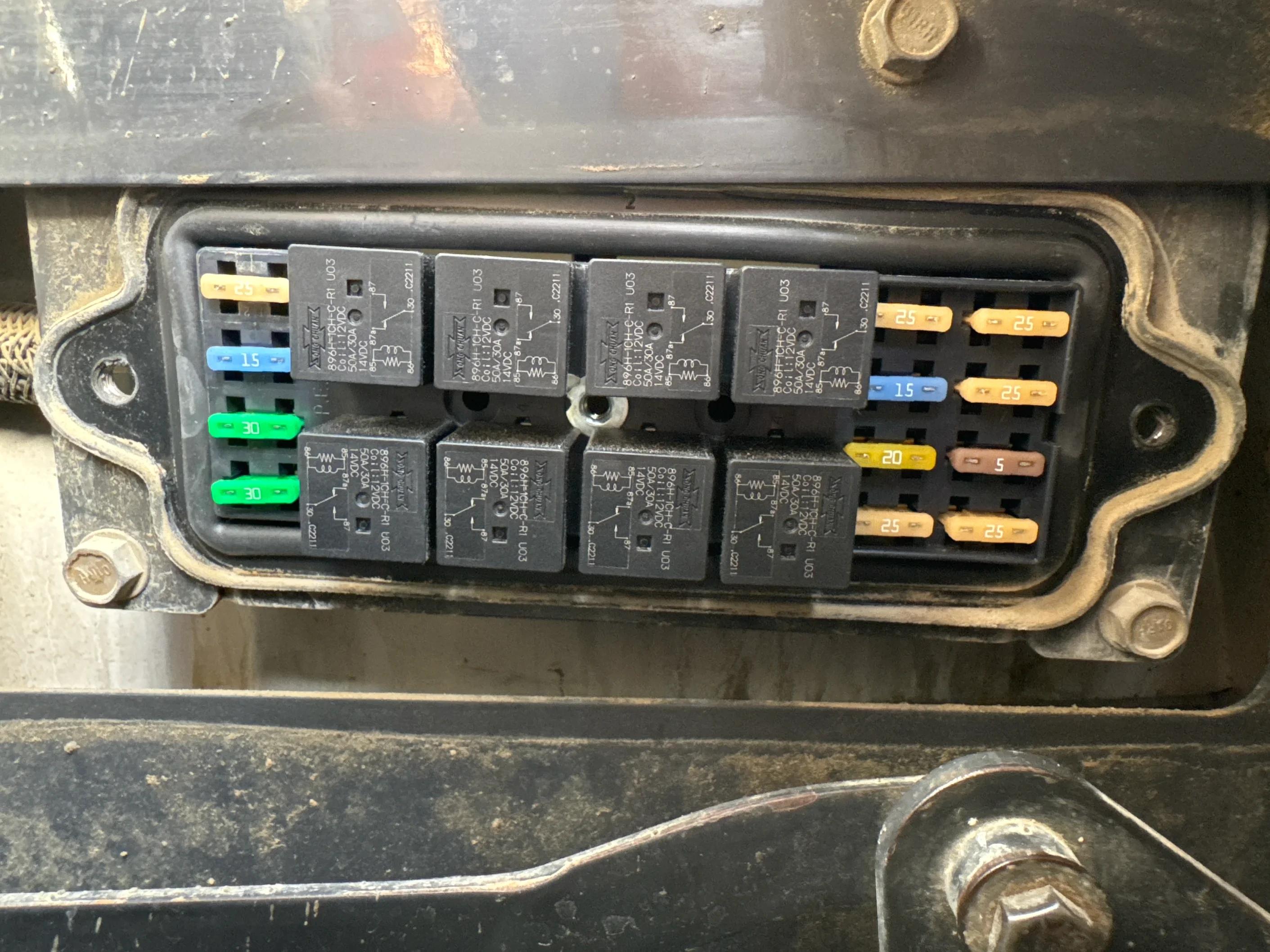 SSL-007-Bobcat-S510-skid-steer-loader-inspection-electronics-fuse-box-3