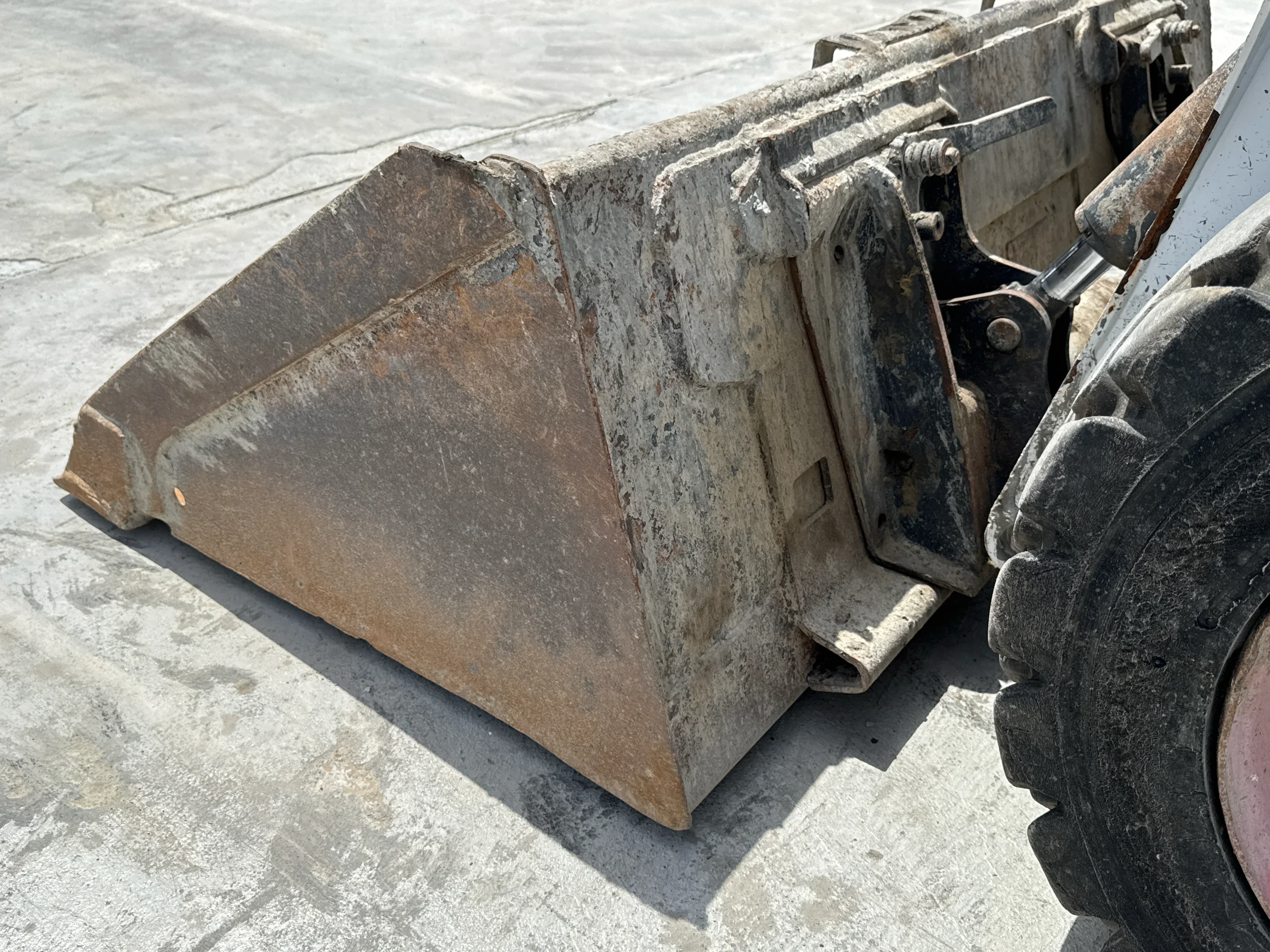 SSL-007-Bobcat-S510-skid-steer-loader-inspection-attachments-loader-bucket-condition-1