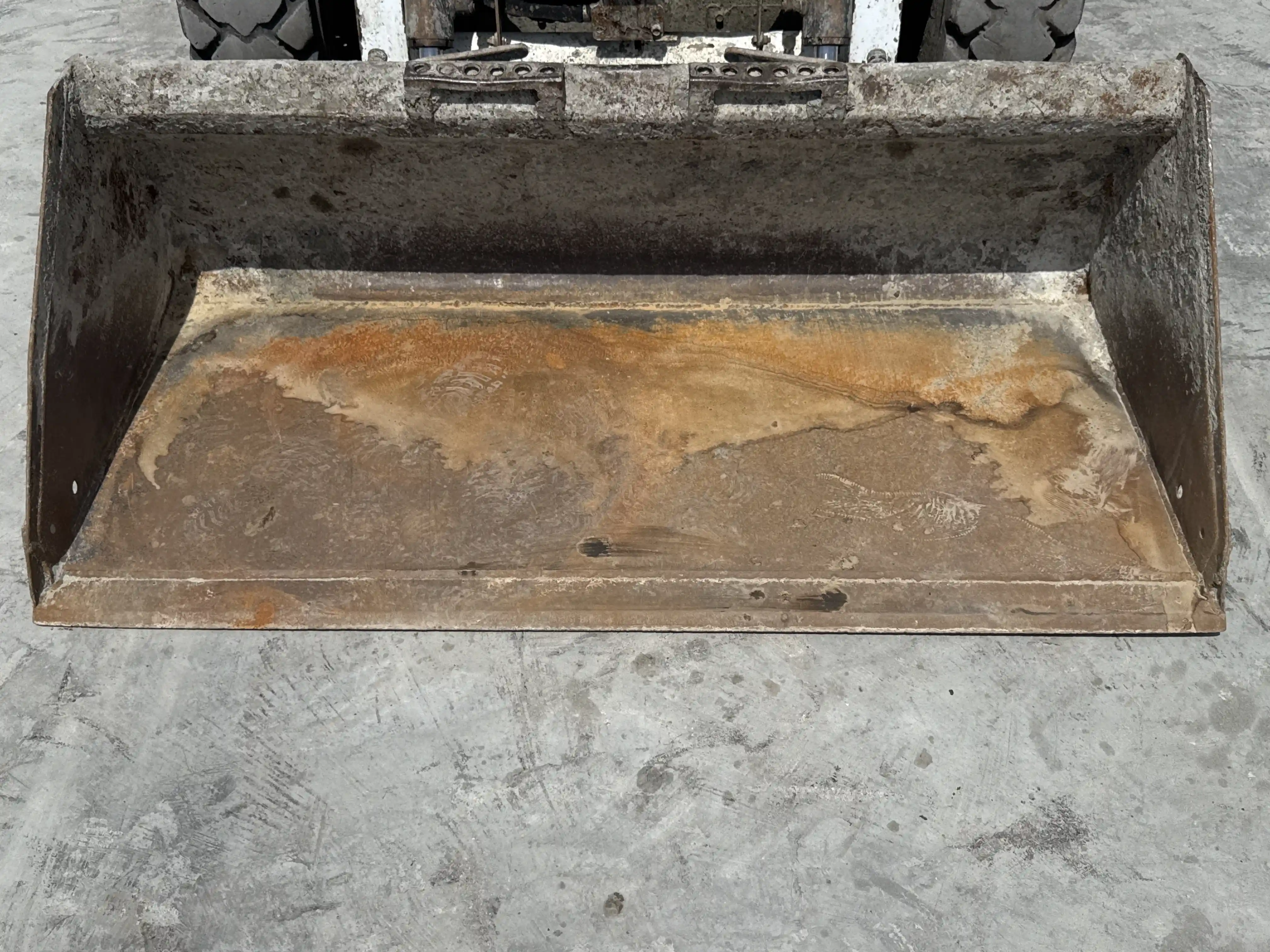SSL-007-Bobcat-S510-skid-steer-loader-inspection-attachments-loader-bucket-cutting-edge-teeth-2
