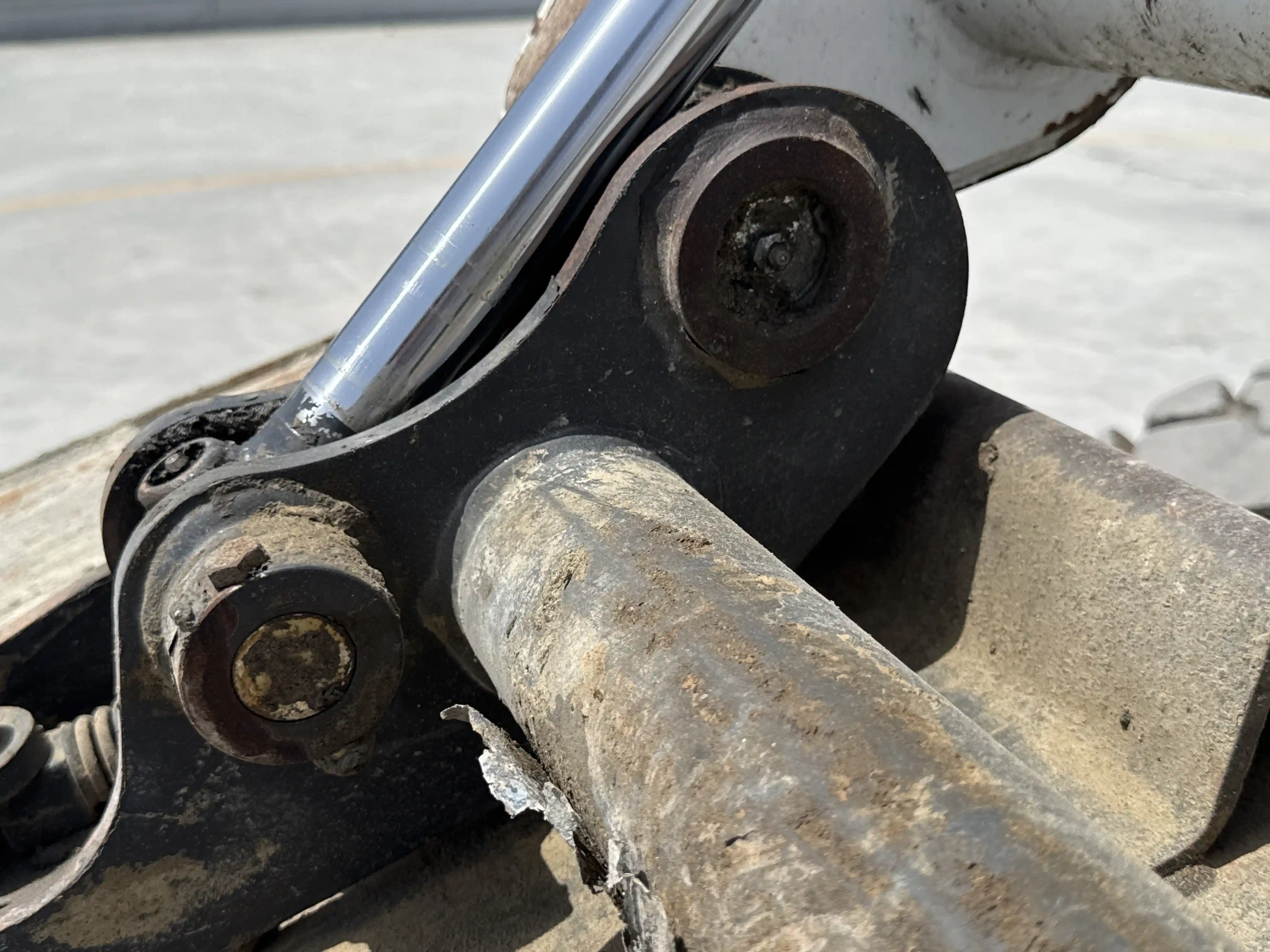 SSL-007-Bobcat-S510-skid-steer-loader-inspection-chassis-pins-and-bushings-lift-arm-to-bucket-1