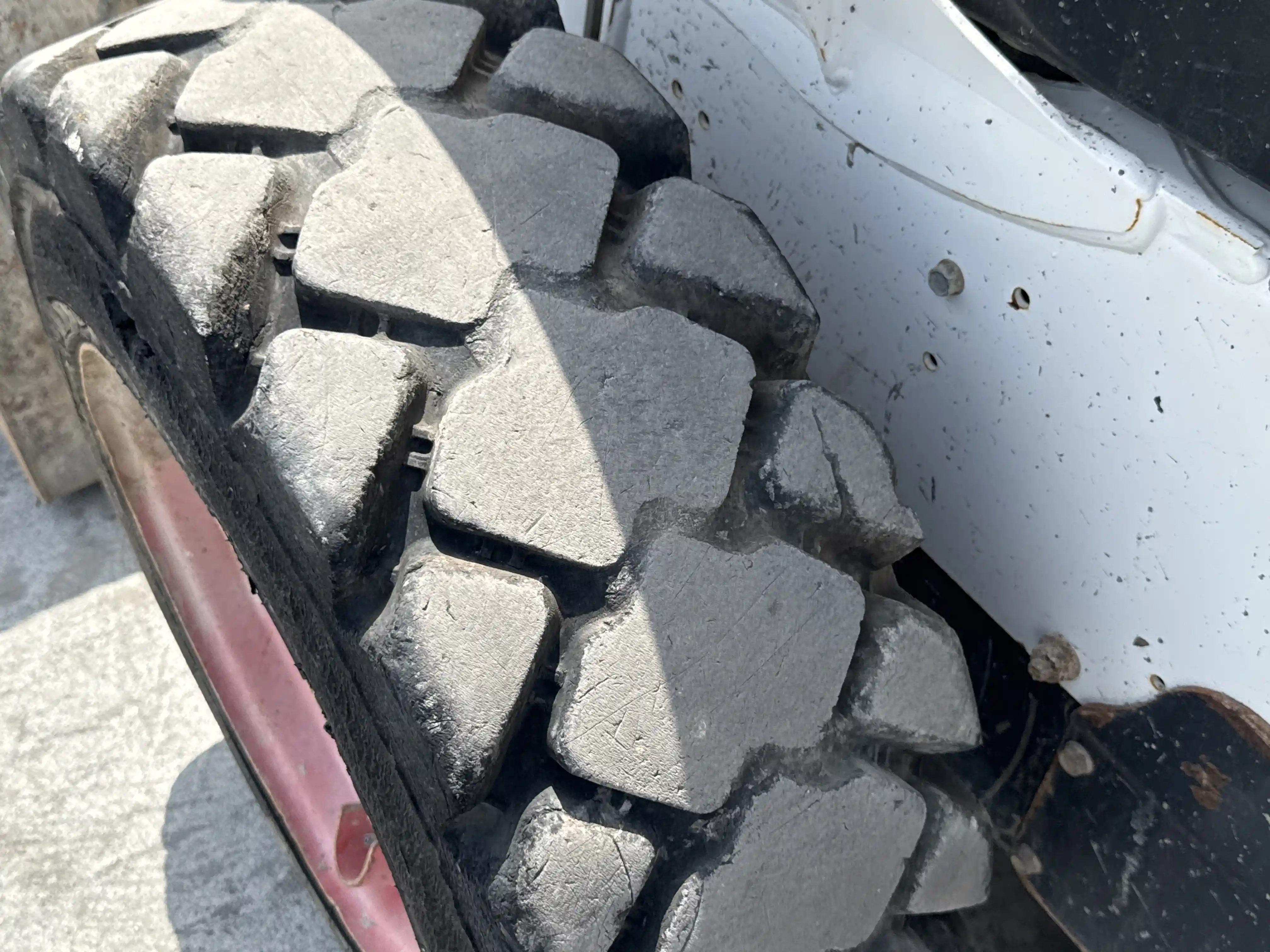 SSL-007-Bobcat-S510-skid-steer-loader-inspection-chassis-left-front-tire-wheel-hub-condition-1