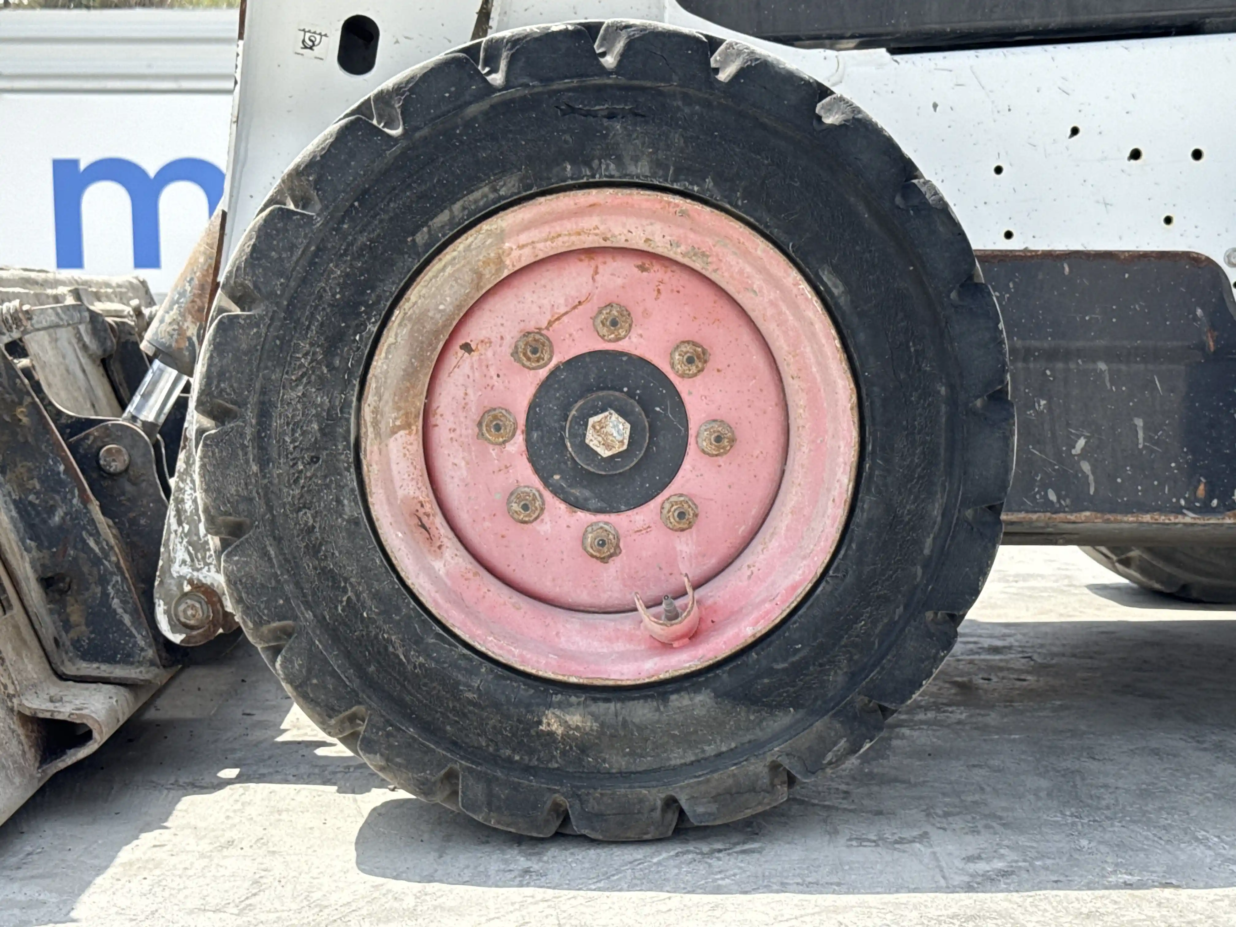 SSL-007-Bobcat-S510-skid-steer-loader-inspection-chassis-left-front-tire-wheel-hub-condition-4