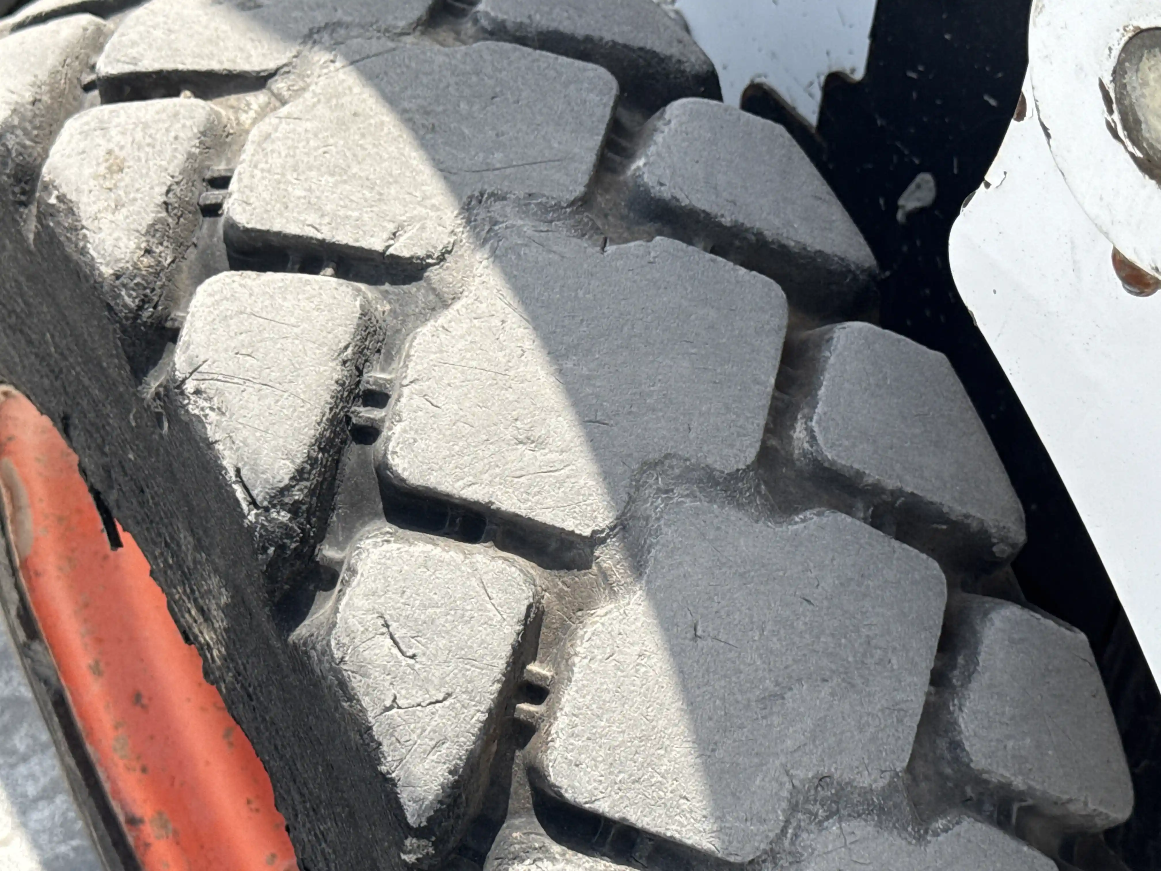 SSL-007-Bobcat-S510-skid-steer-loader-inspection-chassis-left-rear-tire-wheel-hub-condition-1