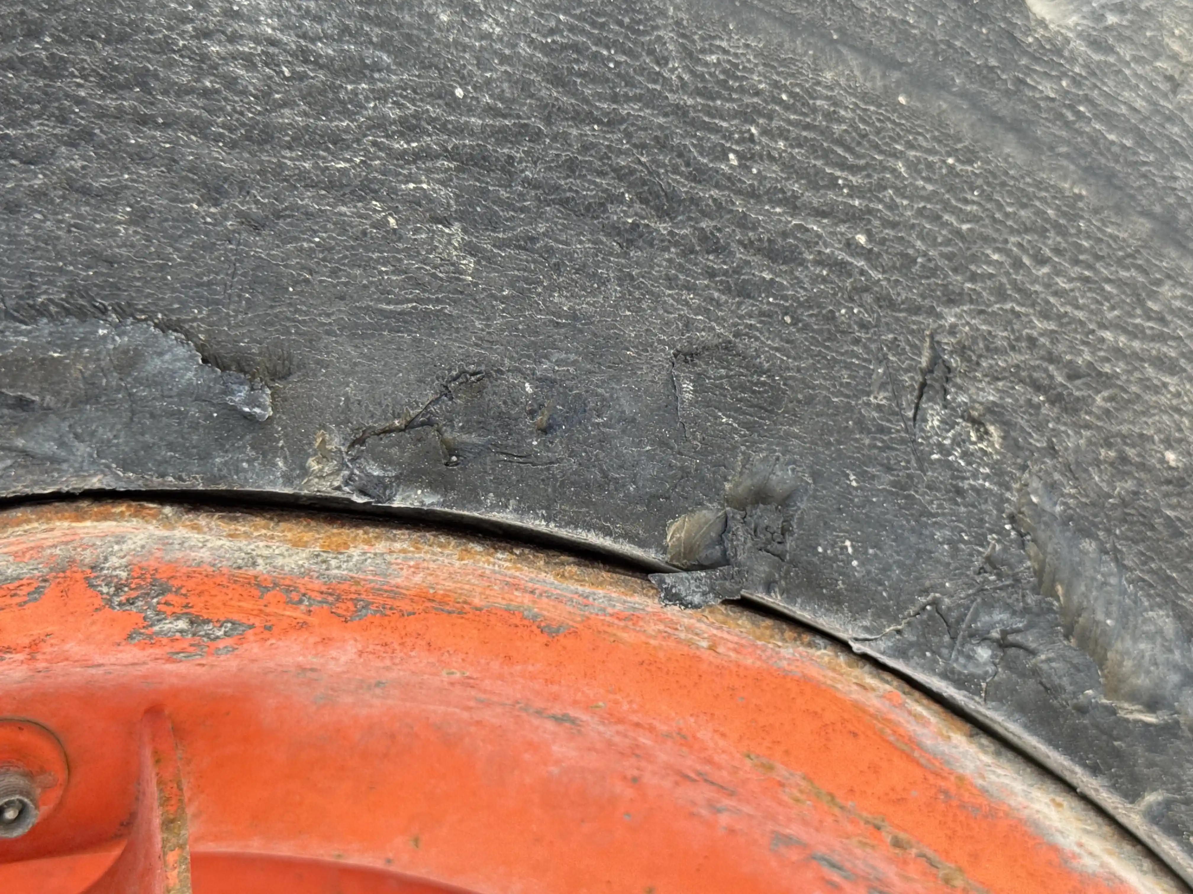 SSL-007-Bobcat-S510-skid-steer-loader-inspection-chassis-left-rear-tire-wheel-hub-condition-2