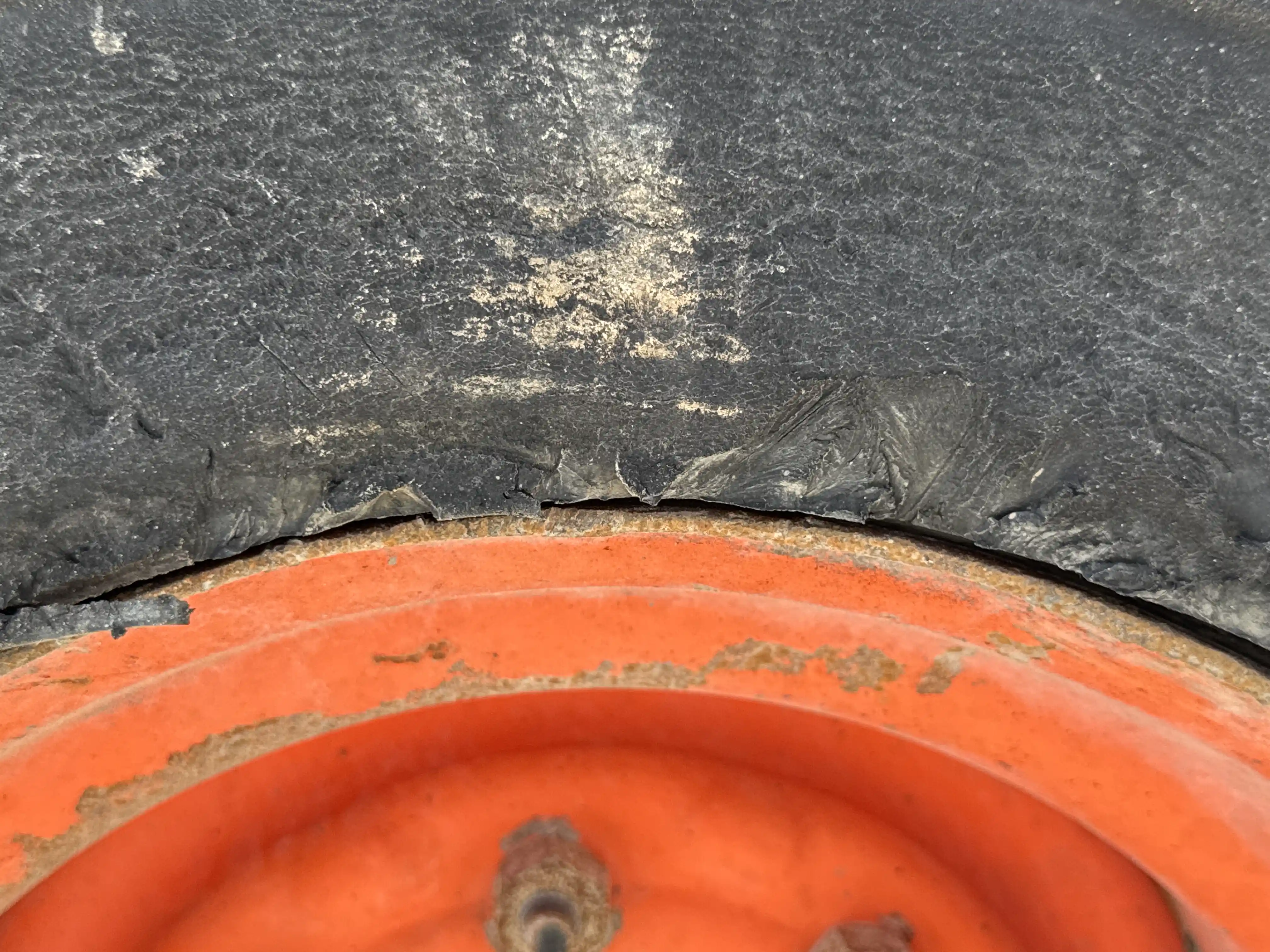 SSL-007-Bobcat-S510-skid-steer-loader-inspection-chassis-left-rear-tire-wheel-hub-condition-3