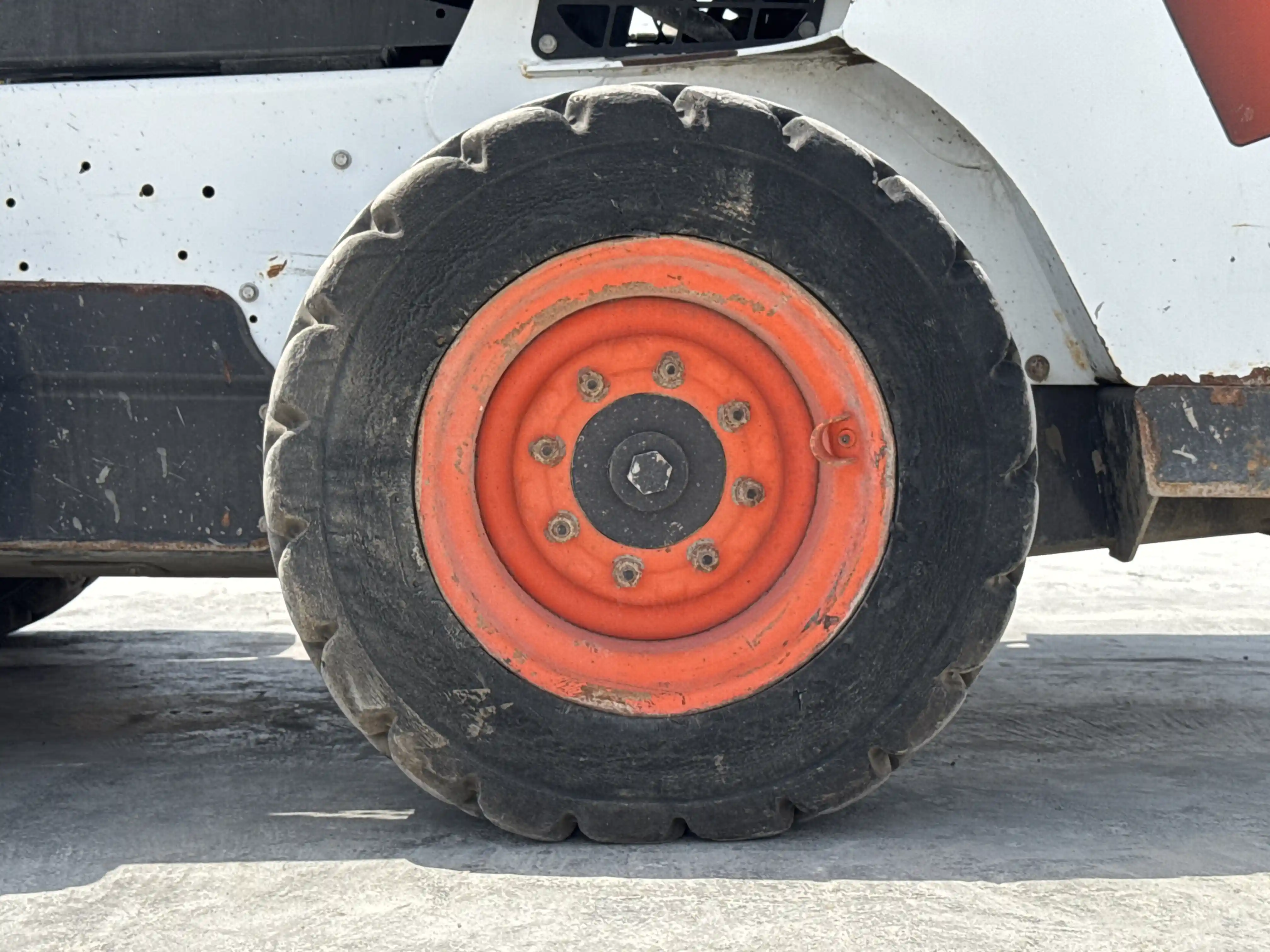 SSL-007-Bobcat-S510-skid-steer-loader-inspection-chassis-left-rear-tire-wheel-hub-condition-4