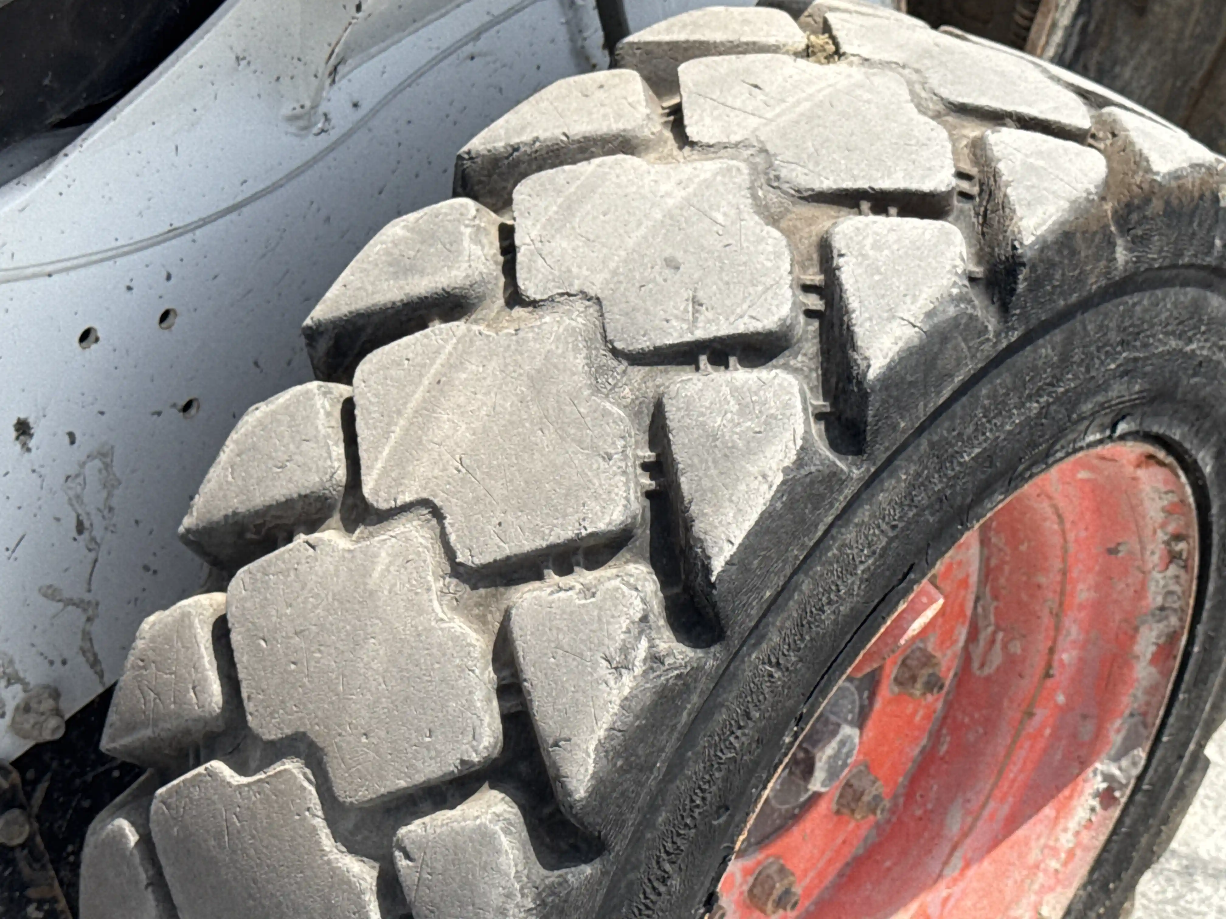 SSL-007-Bobcat-S510-skid-steer-loader-inspection-chassis-right-front-tire-wheel-hub-condition-1