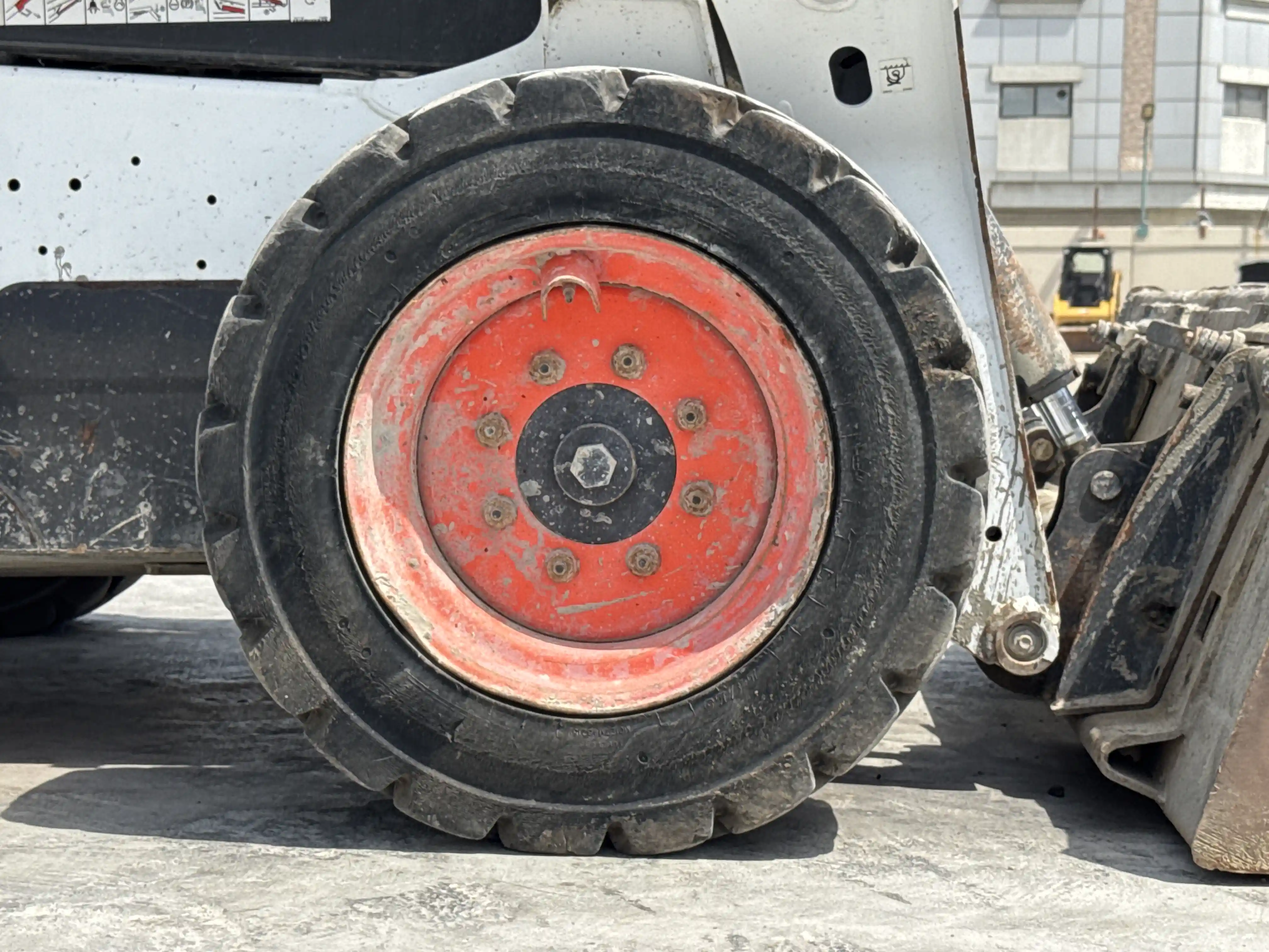 SSL-007-Bobcat-S510-skid-steer-loader-inspection-chassis-right-front-tire-wheel-hub-condition-2