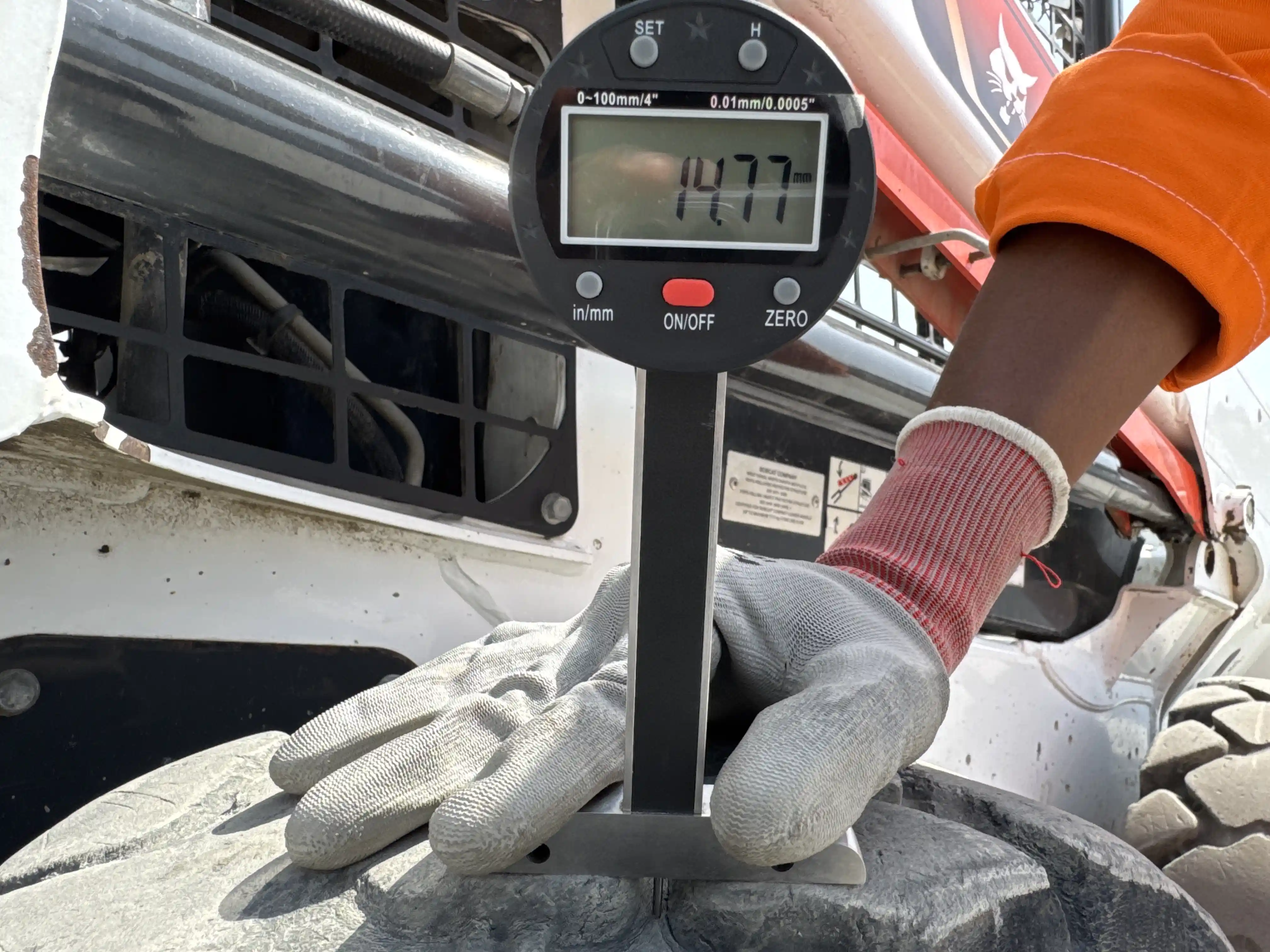 SSL-007-Bobcat-S510-skid-steer-loader-inspection-chassis-right-rear-tire-tread-depth