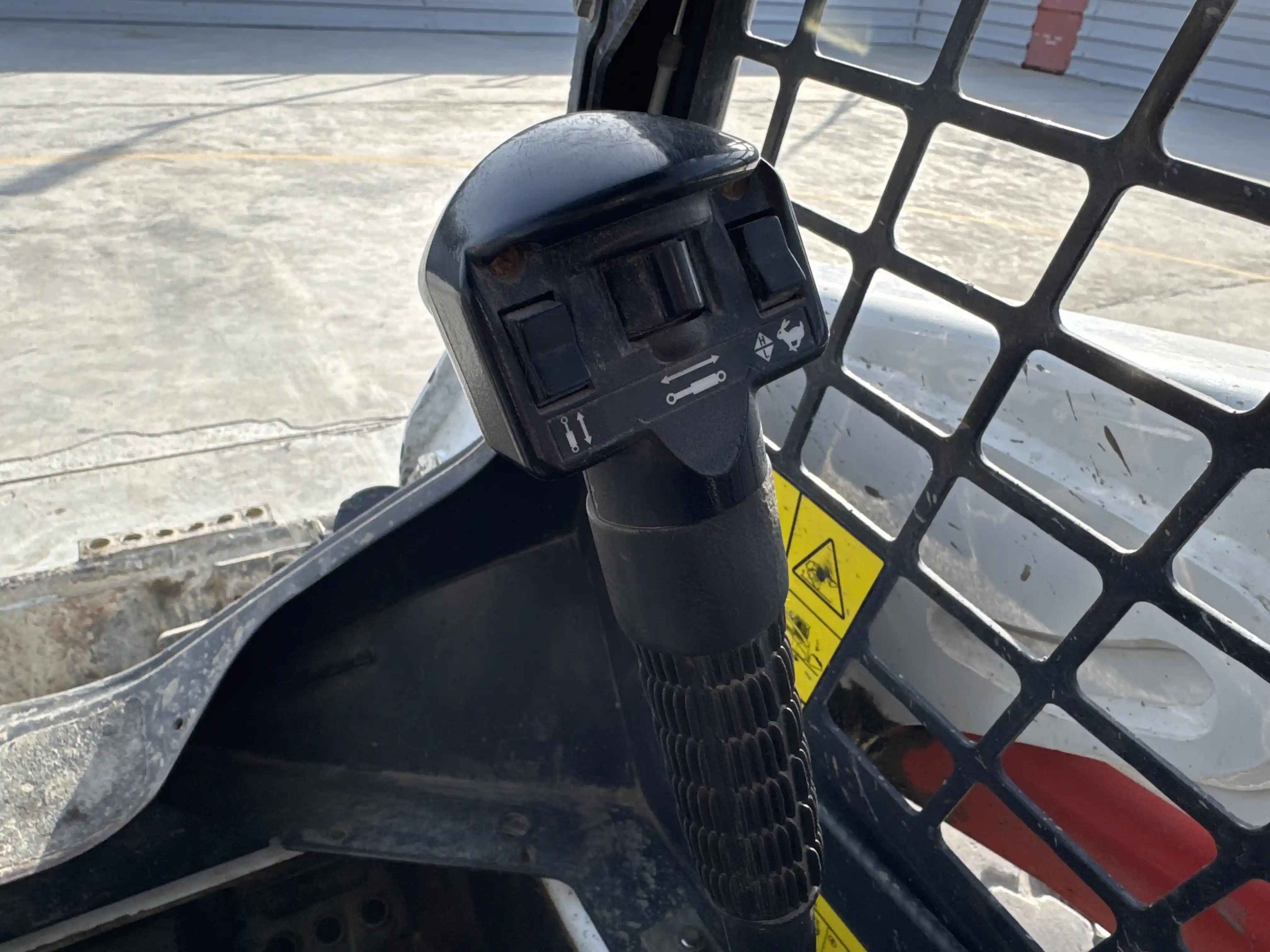 SSL-007-Bobcat-S510-skid-steer-loader-inspection-cabin-joysticks-3