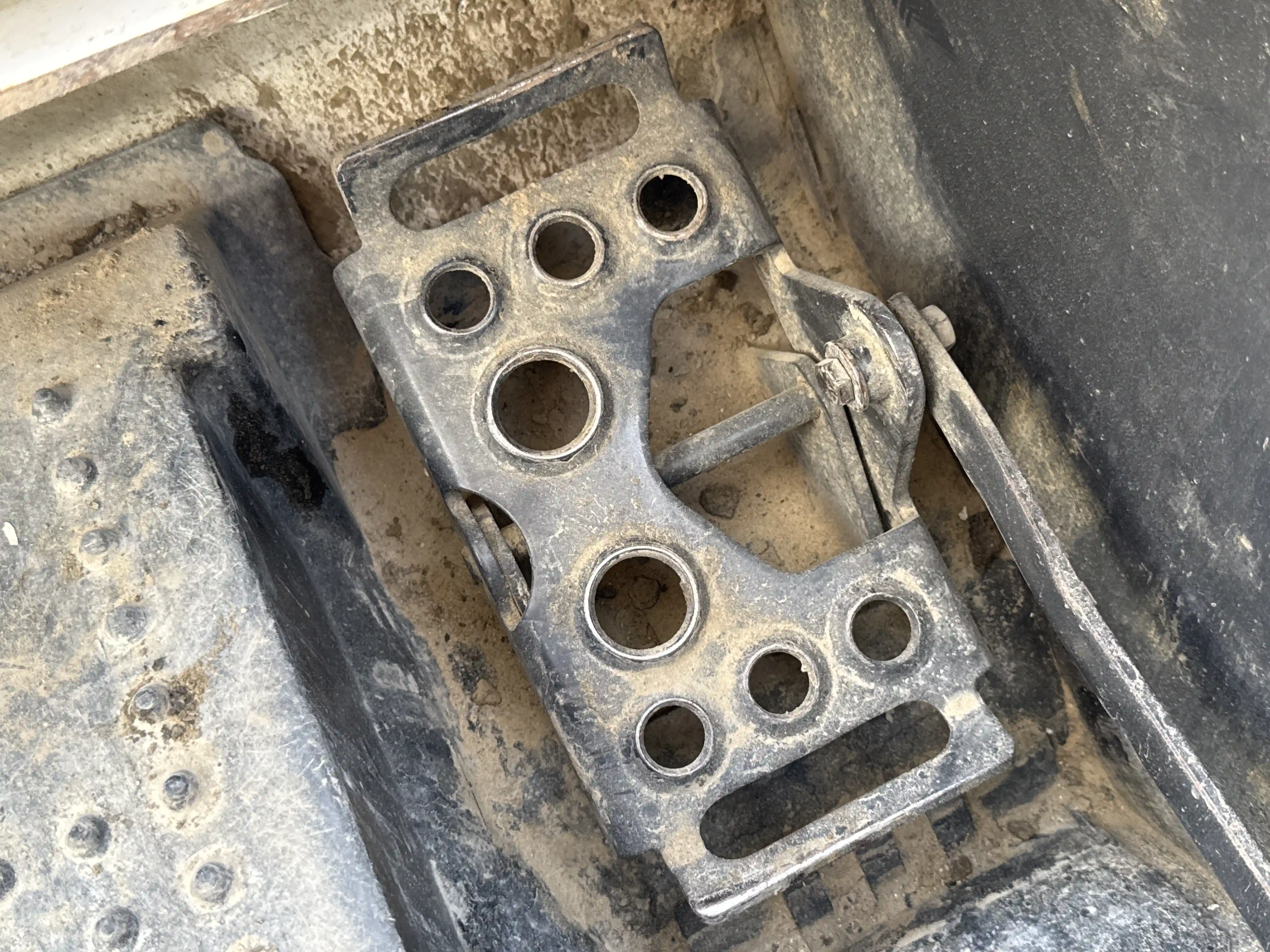 SSL-007-Bobcat-S510-skid-steer-loader-inspection-cabin-pedals-1