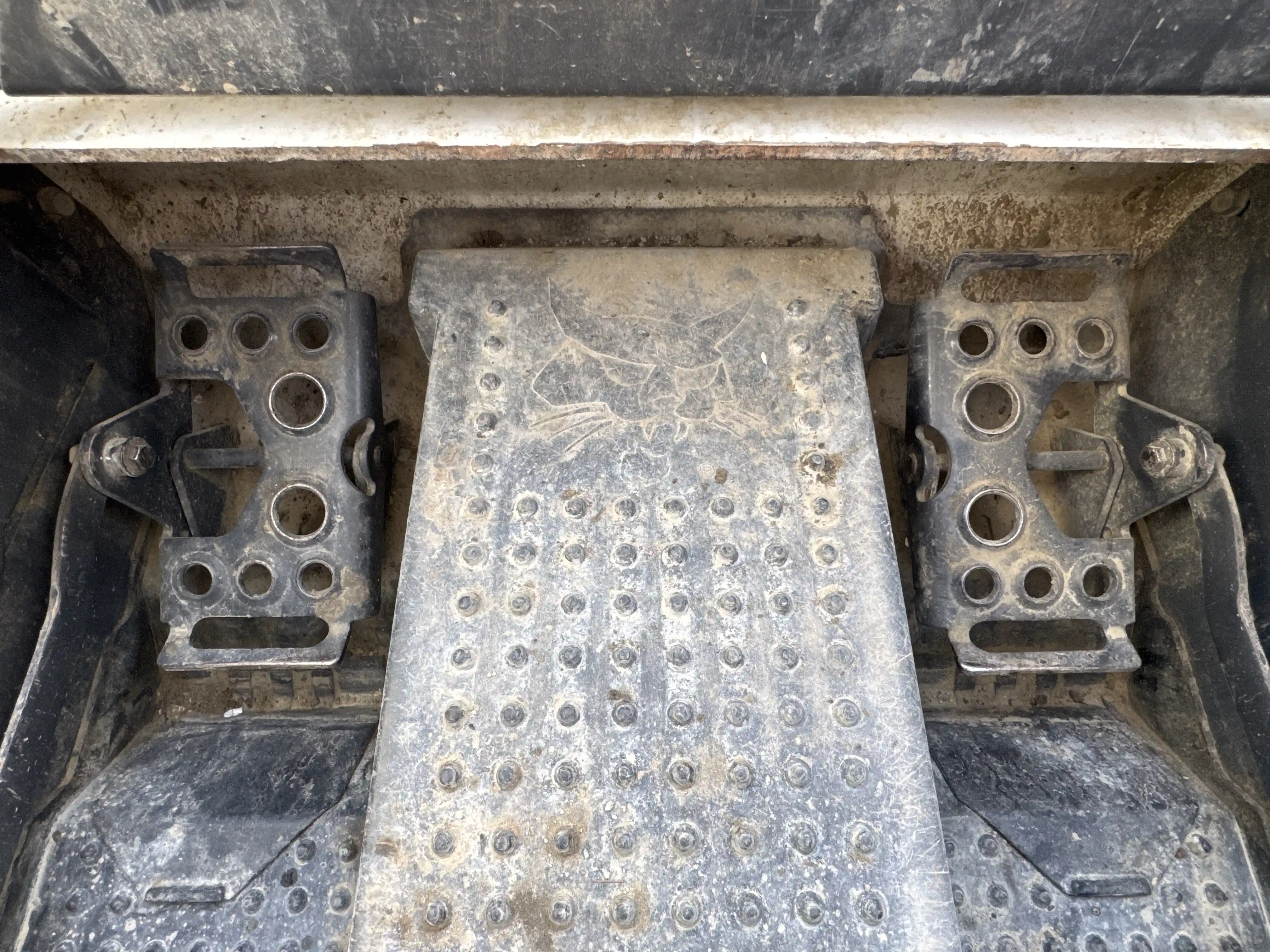 SSL-007-Bobcat-S510-skid-steer-loader-inspection-cabin-pedals-2