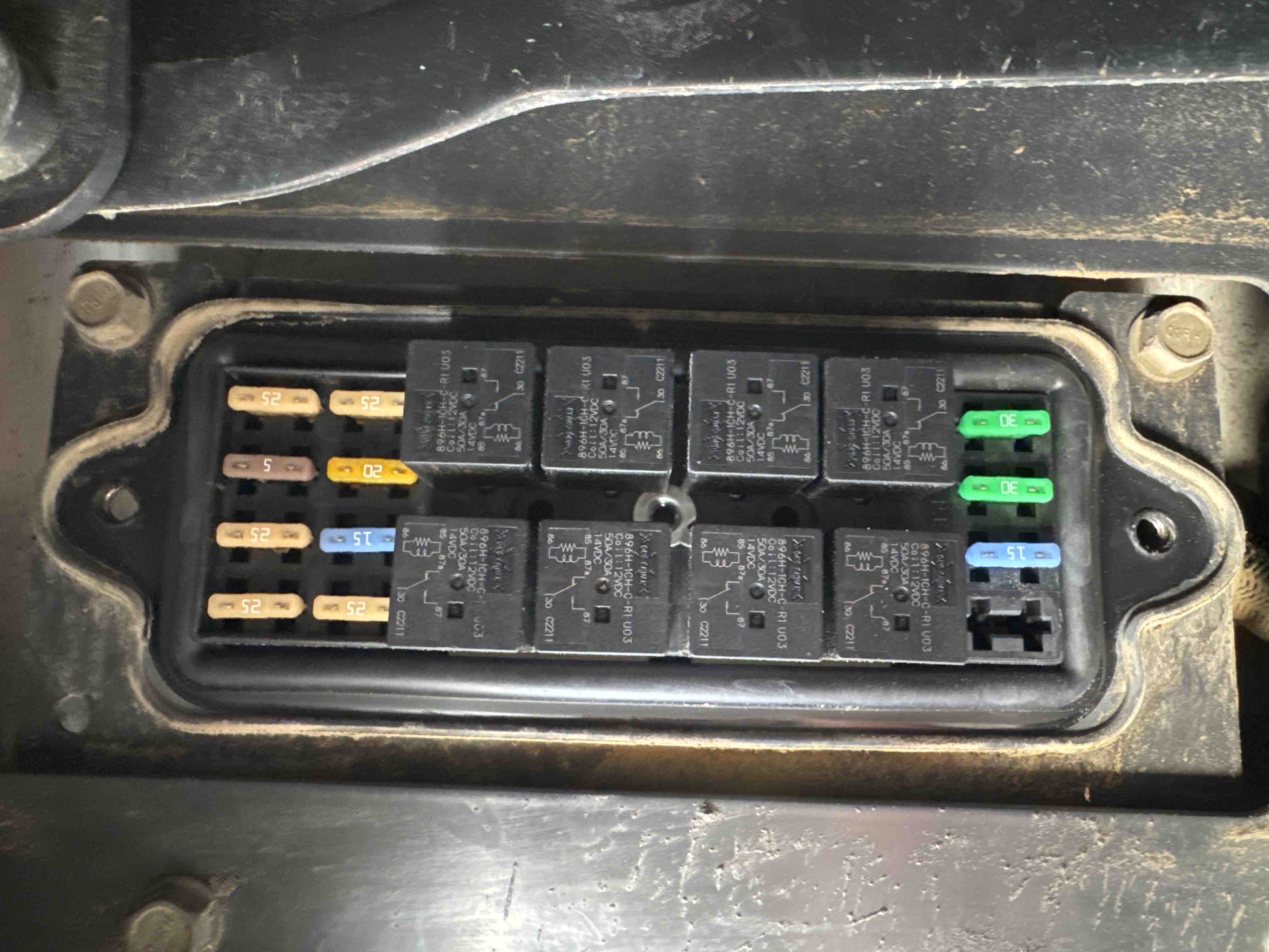 SSL-008-Bobcat-S510-skid-steer-loader-inspection-electronics-fuse-box-2