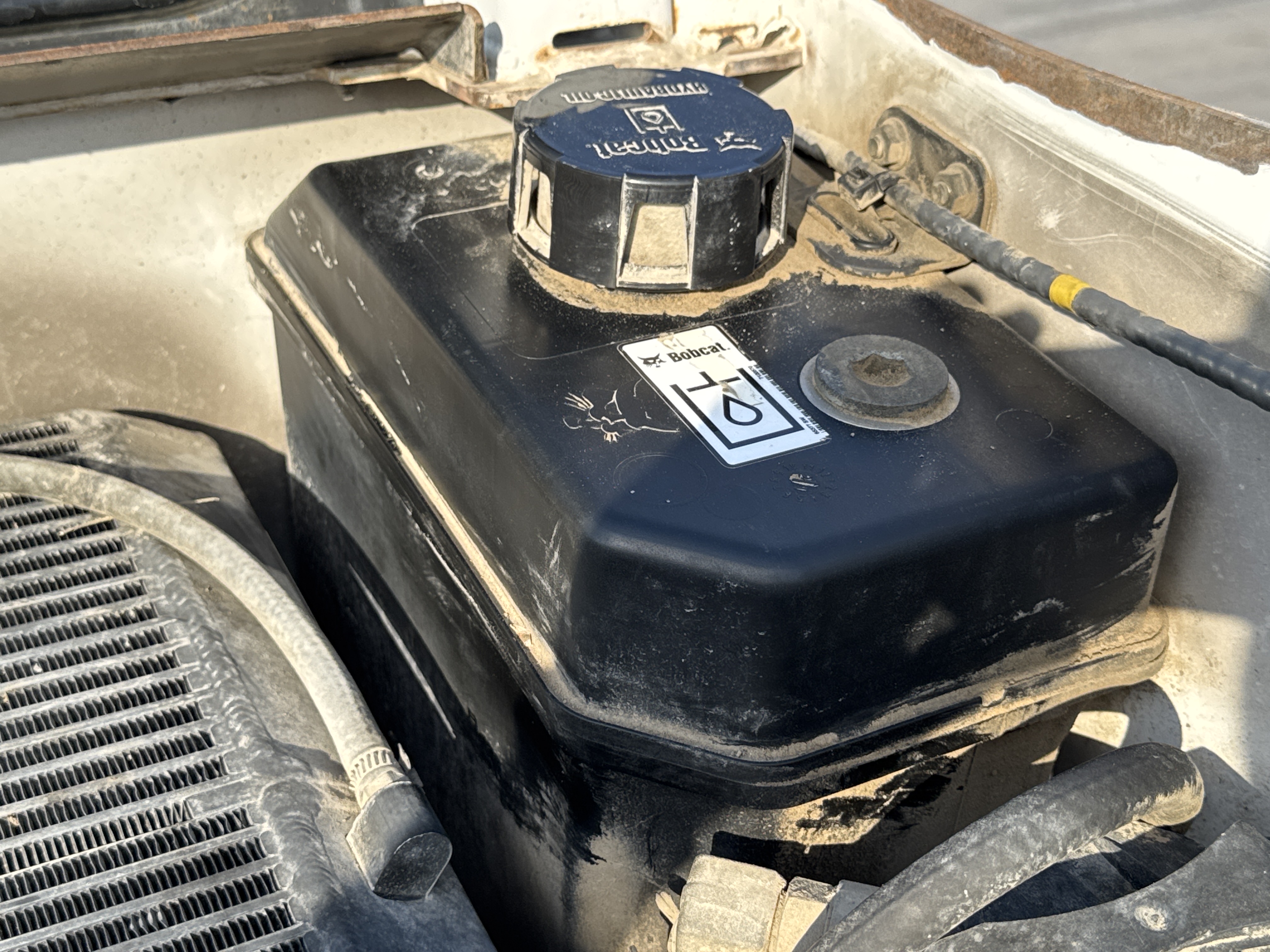 SSL-009-Bobcat-S510-skid-steer-loader-inspection-hydraulics-hydraulic-tank-1