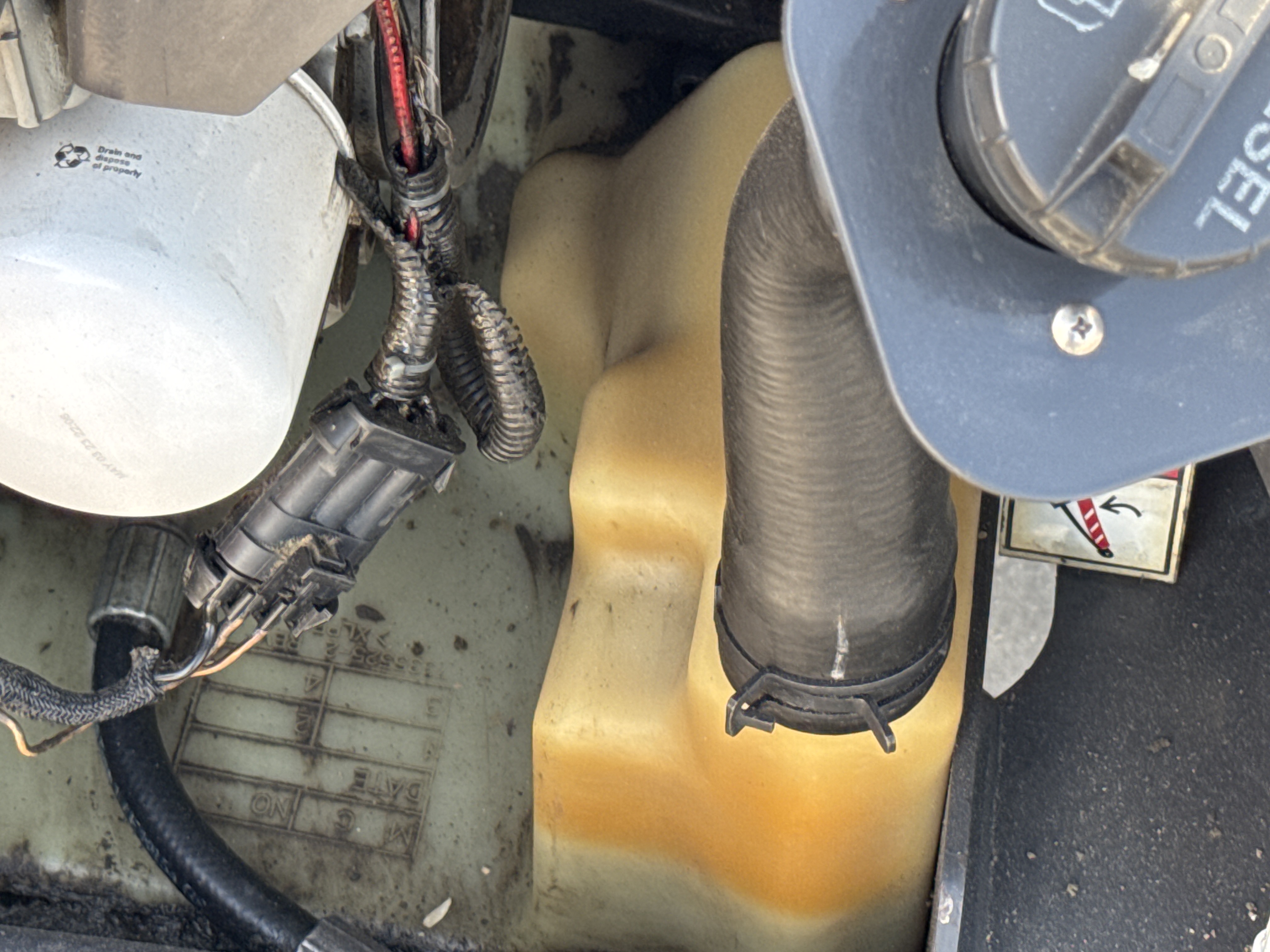 SSL-009-Bobcat-S510-skid-steer-loader-inspection-engine-fuel-tank-2