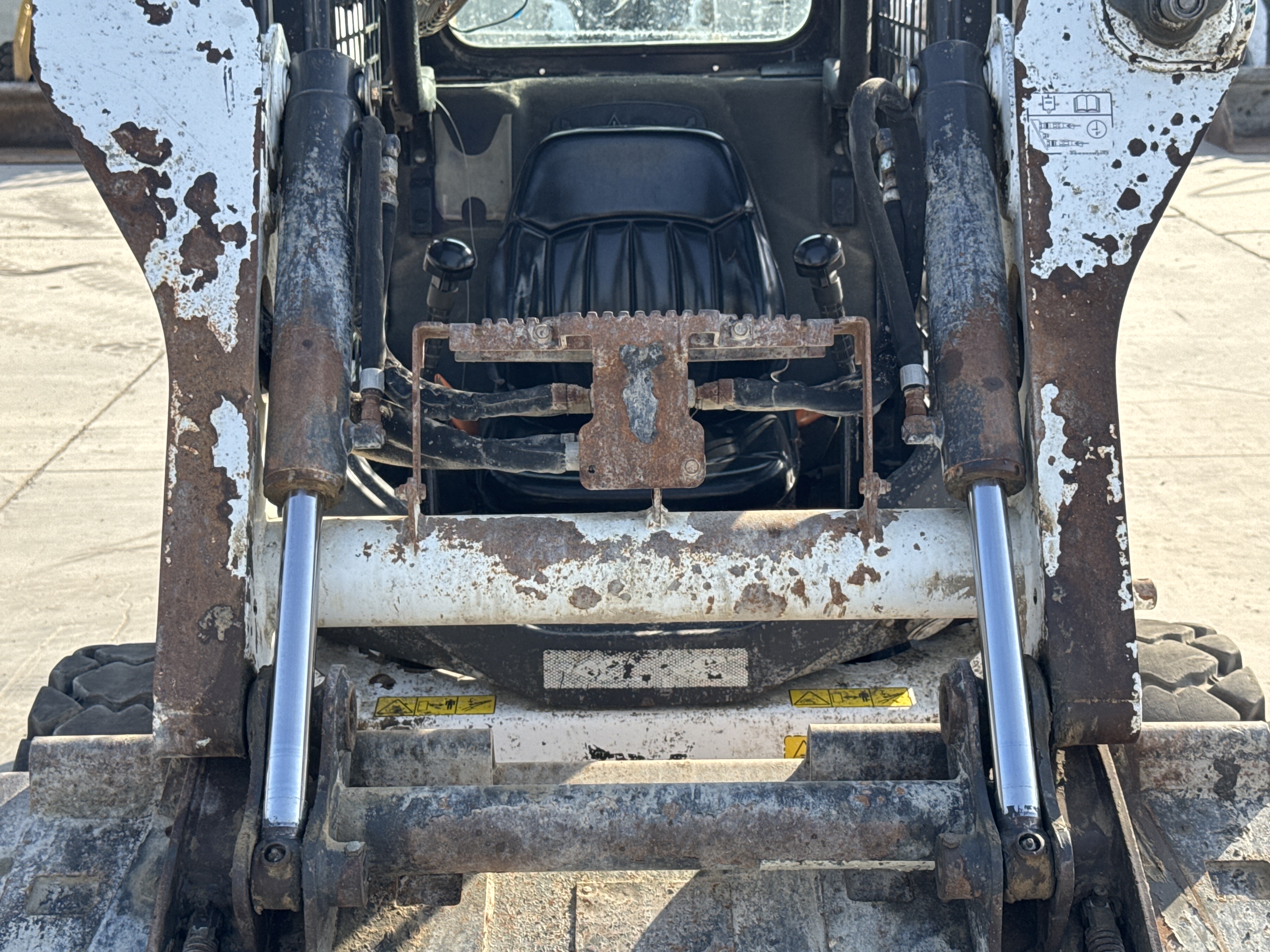 SSL-009-Bobcat-S510-skid-steer-loader-inspection-hydraulics-bucket-tilt-cylinders-1