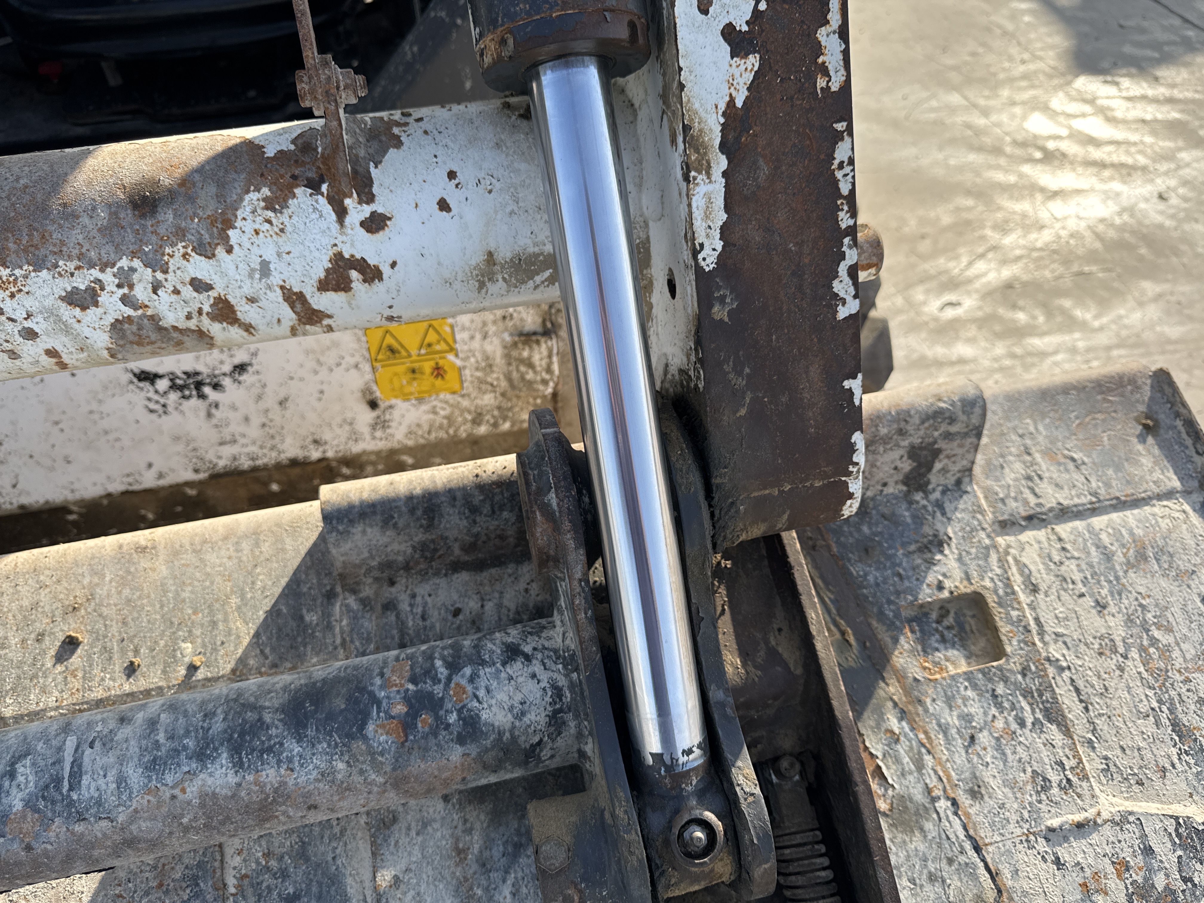 SSL-009-Bobcat-S510-skid-steer-loader-inspection-hydraulics-bucket-tilt-cylinders-2