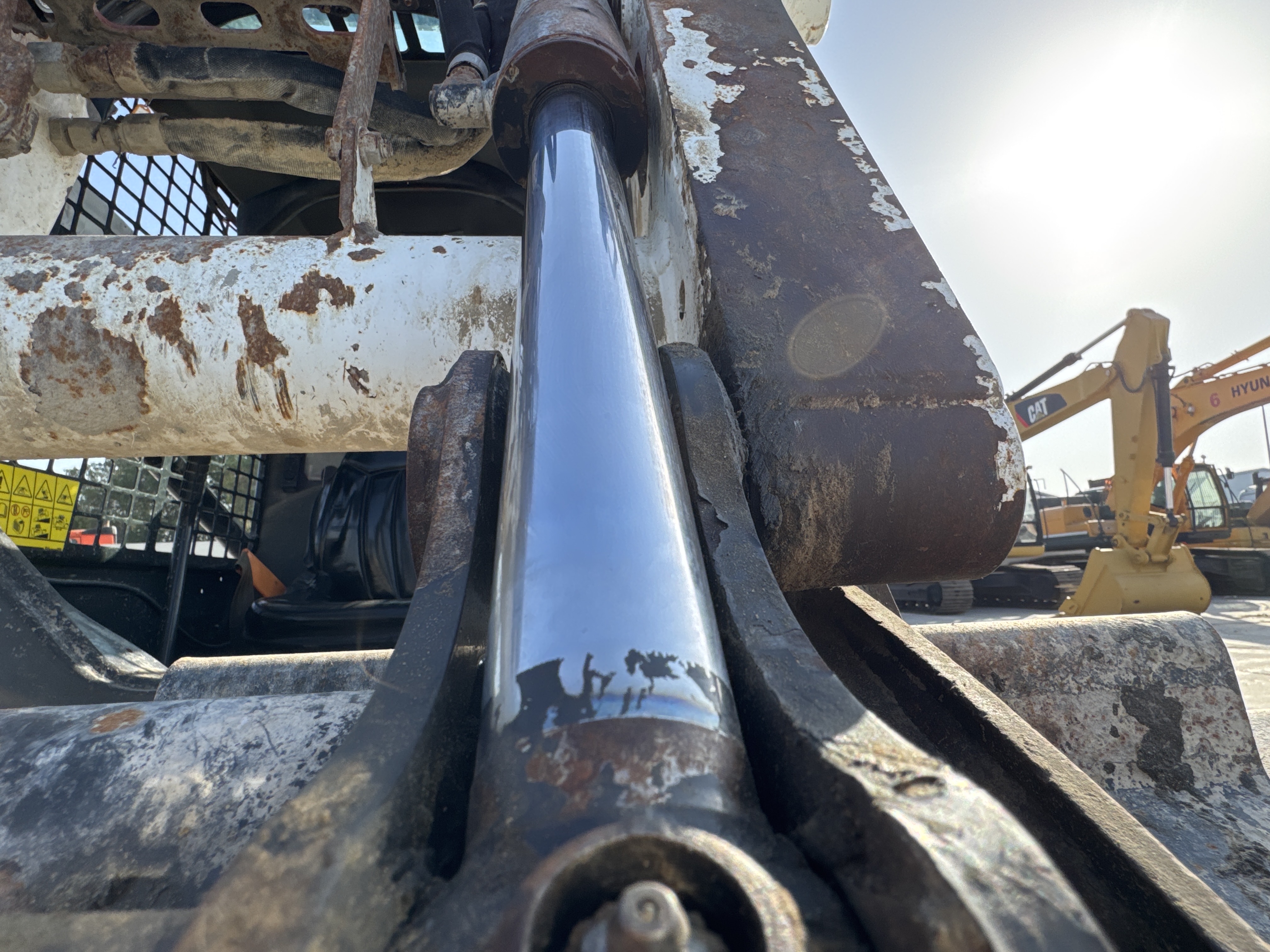 SSL-009-Bobcat-S510-skid-steer-loader-inspection-hydraulics-bucket-tilt-cylinders-3