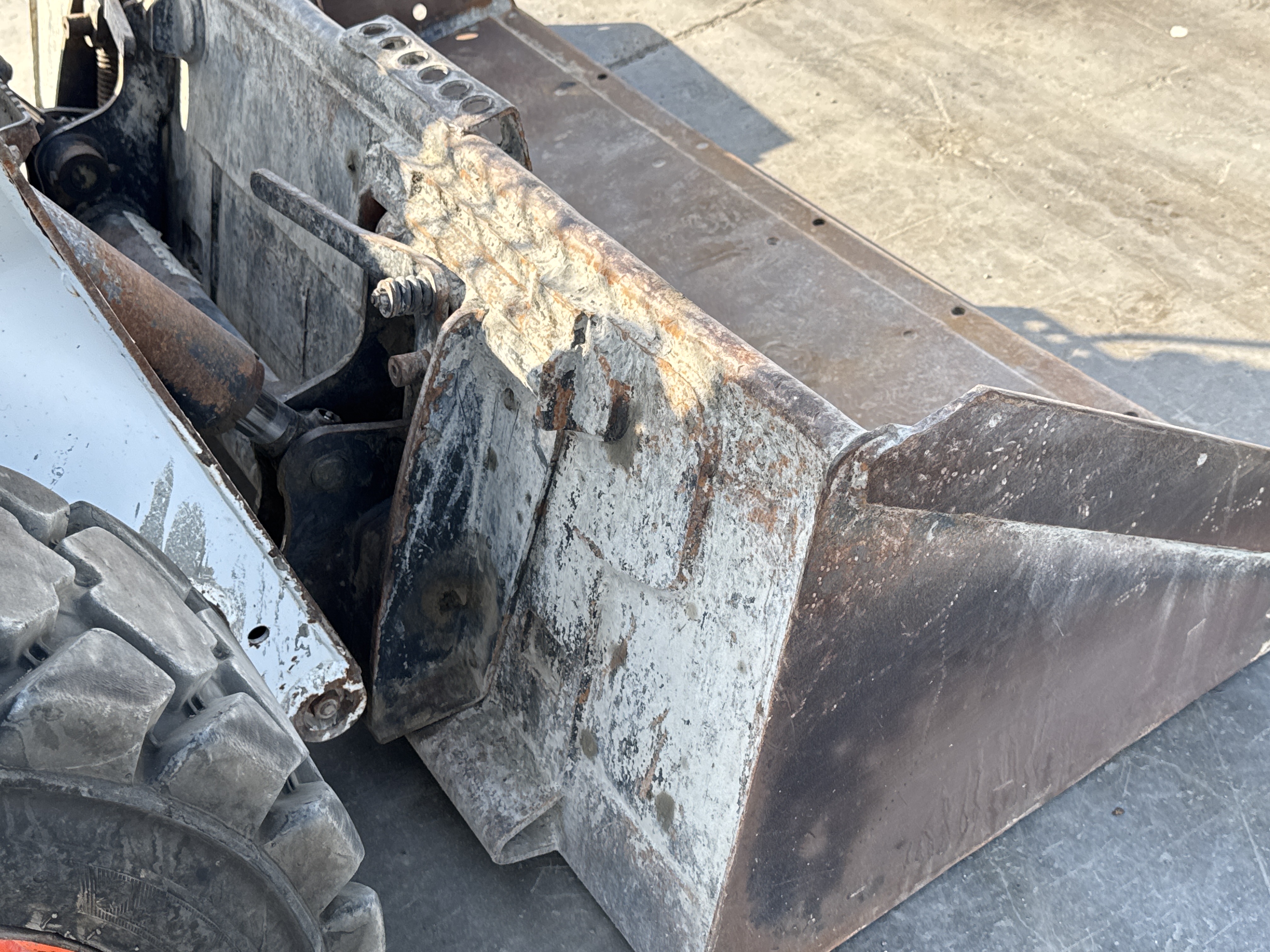 SSL-009-Bobcat-S510-skid-steer-loader-inspection-attachments-loader-bucket-condition-3