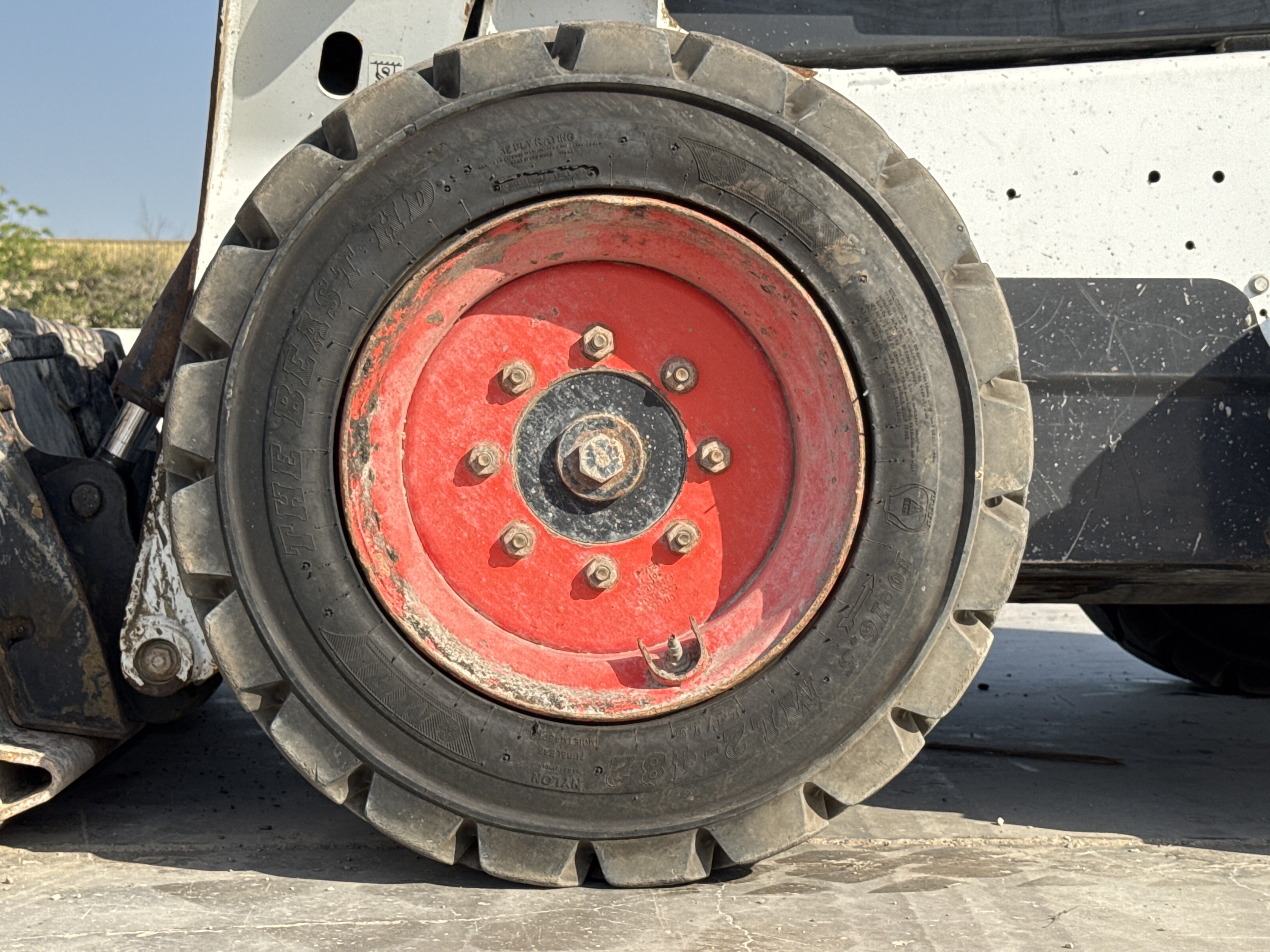 SSL-009-Bobcat-S510-skid-steer-loader-inspection-chassis-left-front-tire-wheel-hub-condition-1