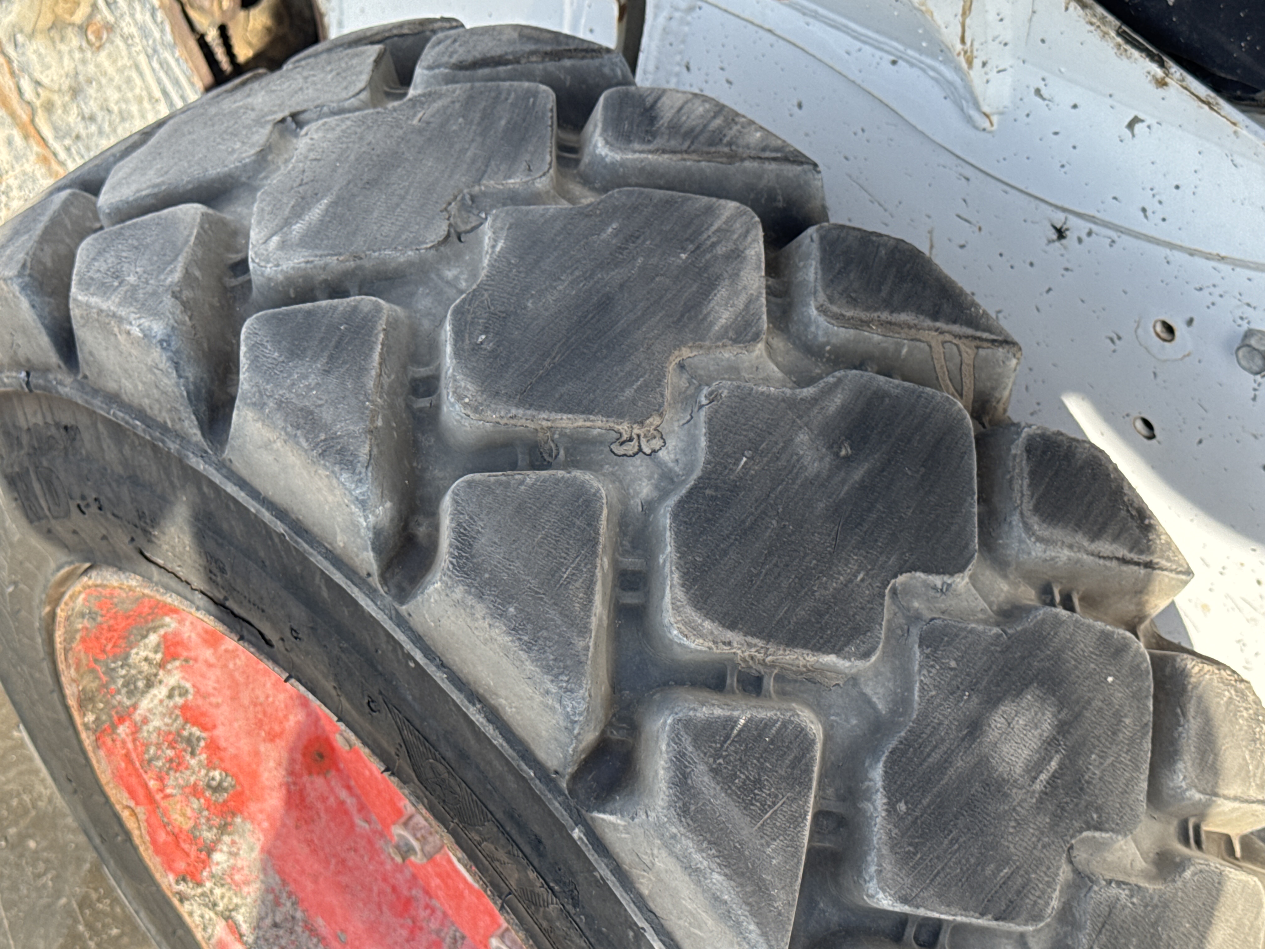 SSL-009-Bobcat-S510-skid-steer-loader-inspection-chassis-left-front-tire-wheel-hub-condition-2