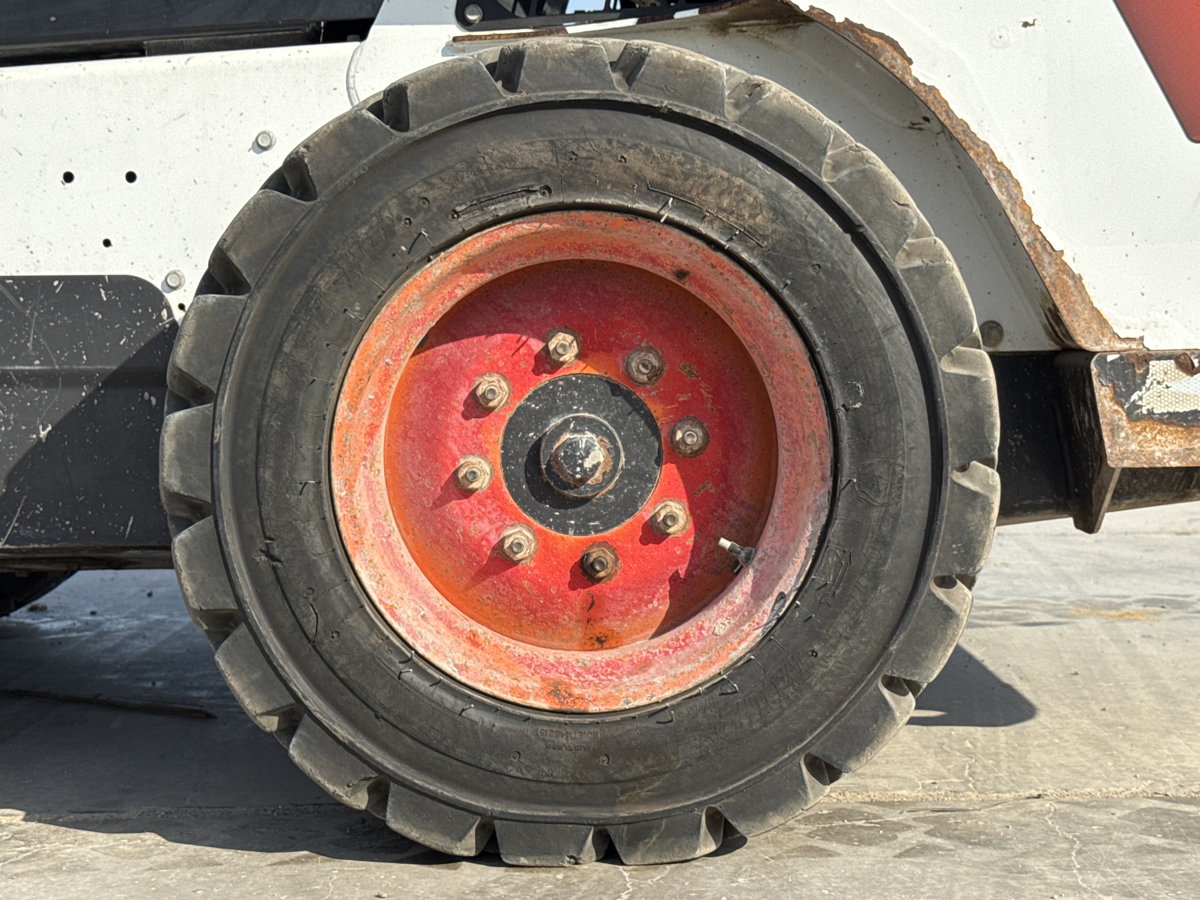 SSL-009-Bobcat-S510-skid-steer-loader-inspection-chassis-left-rear-tire-wheel-hub-condition-1
