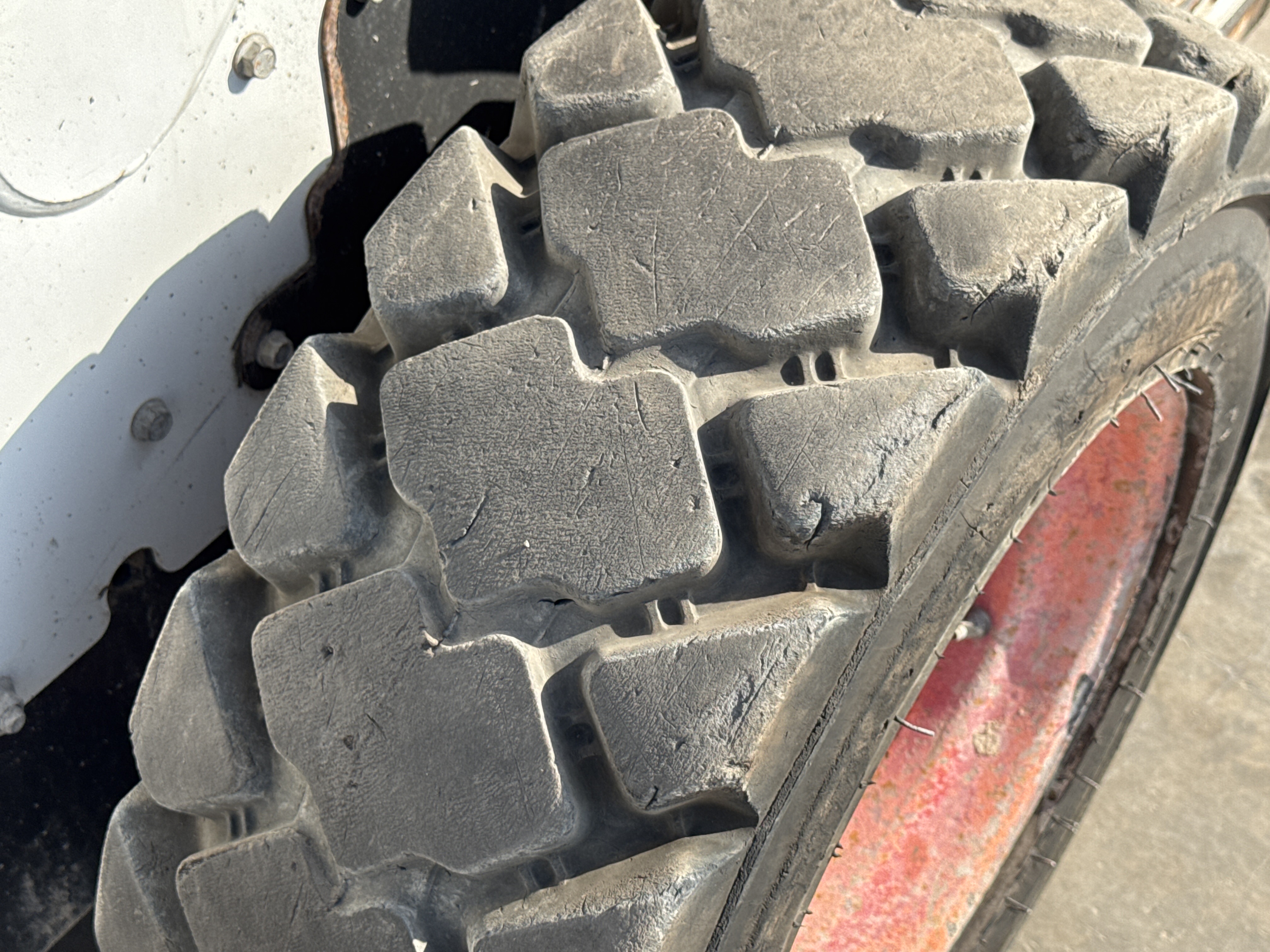SSL-009-Bobcat-S510-skid-steer-loader-inspection-chassis-left-rear-tire-wheel-hub-condition-2