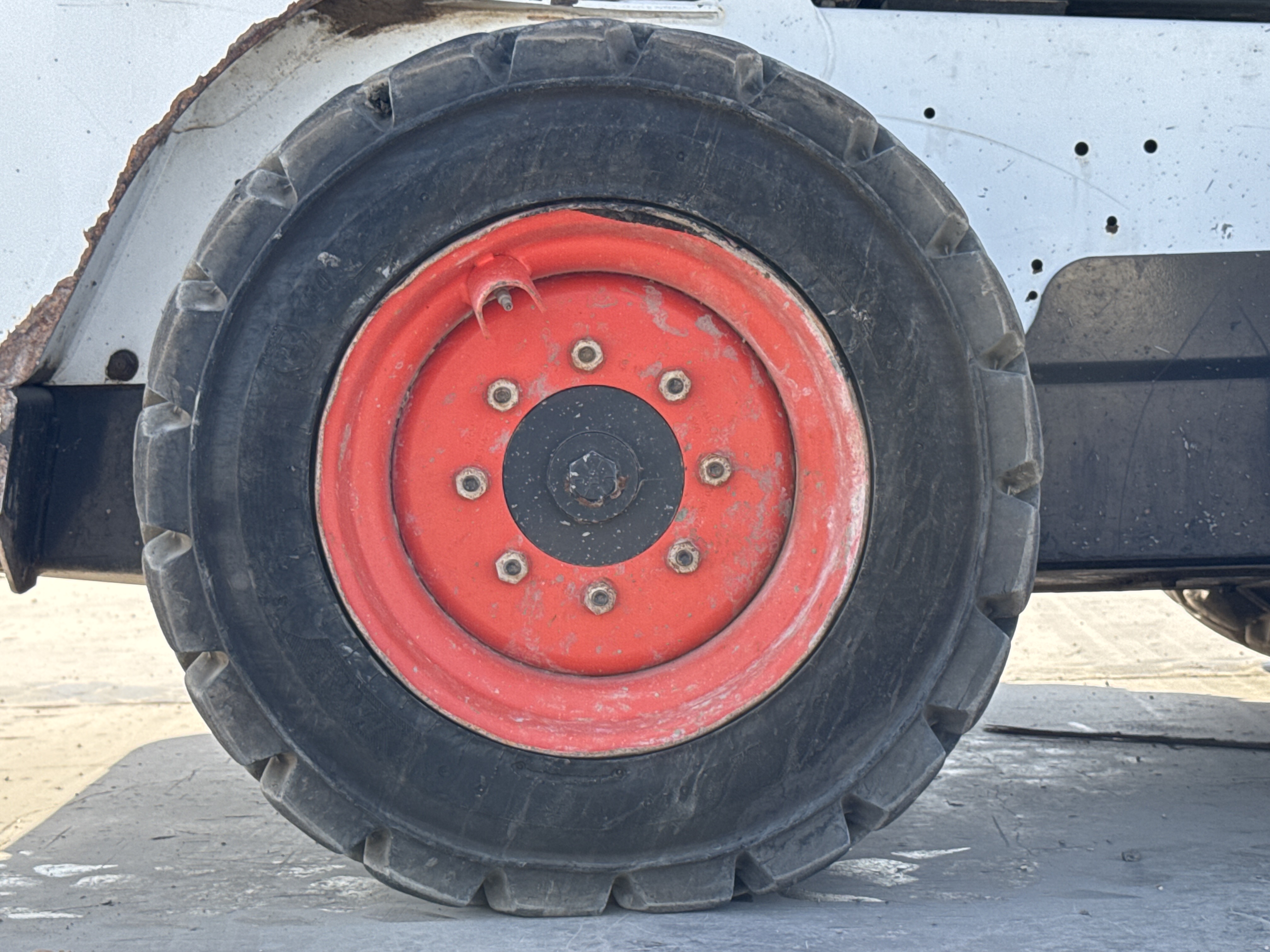 SSL-009-Bobcat-S510-skid-steer-loader-inspection-chassis-right-rear-tire-wheel-hub-condition-1