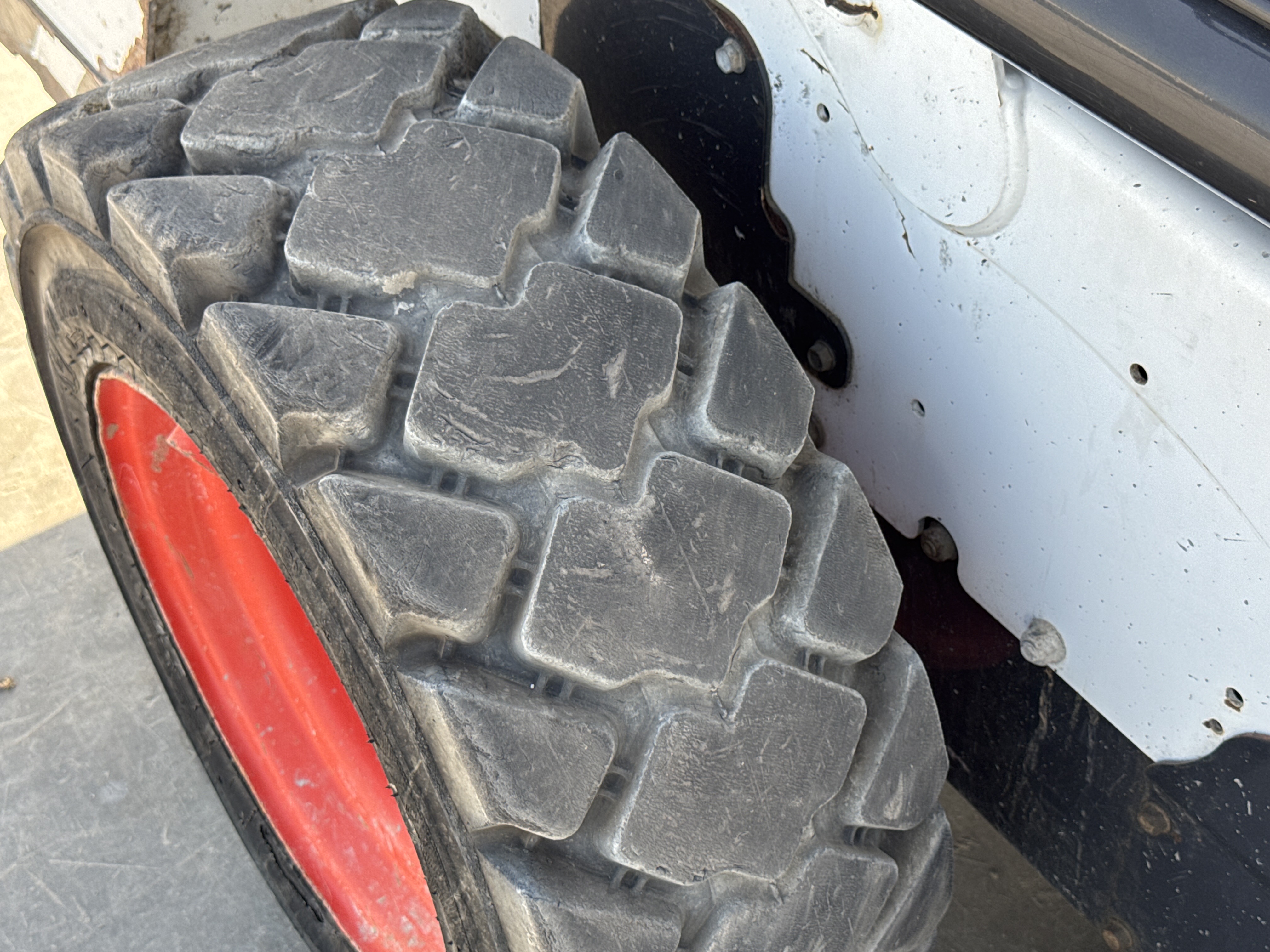 SSL-009-Bobcat-S510-skid-steer-loader-inspection-chassis-right-rear-tire-wheel-hub-condition-2