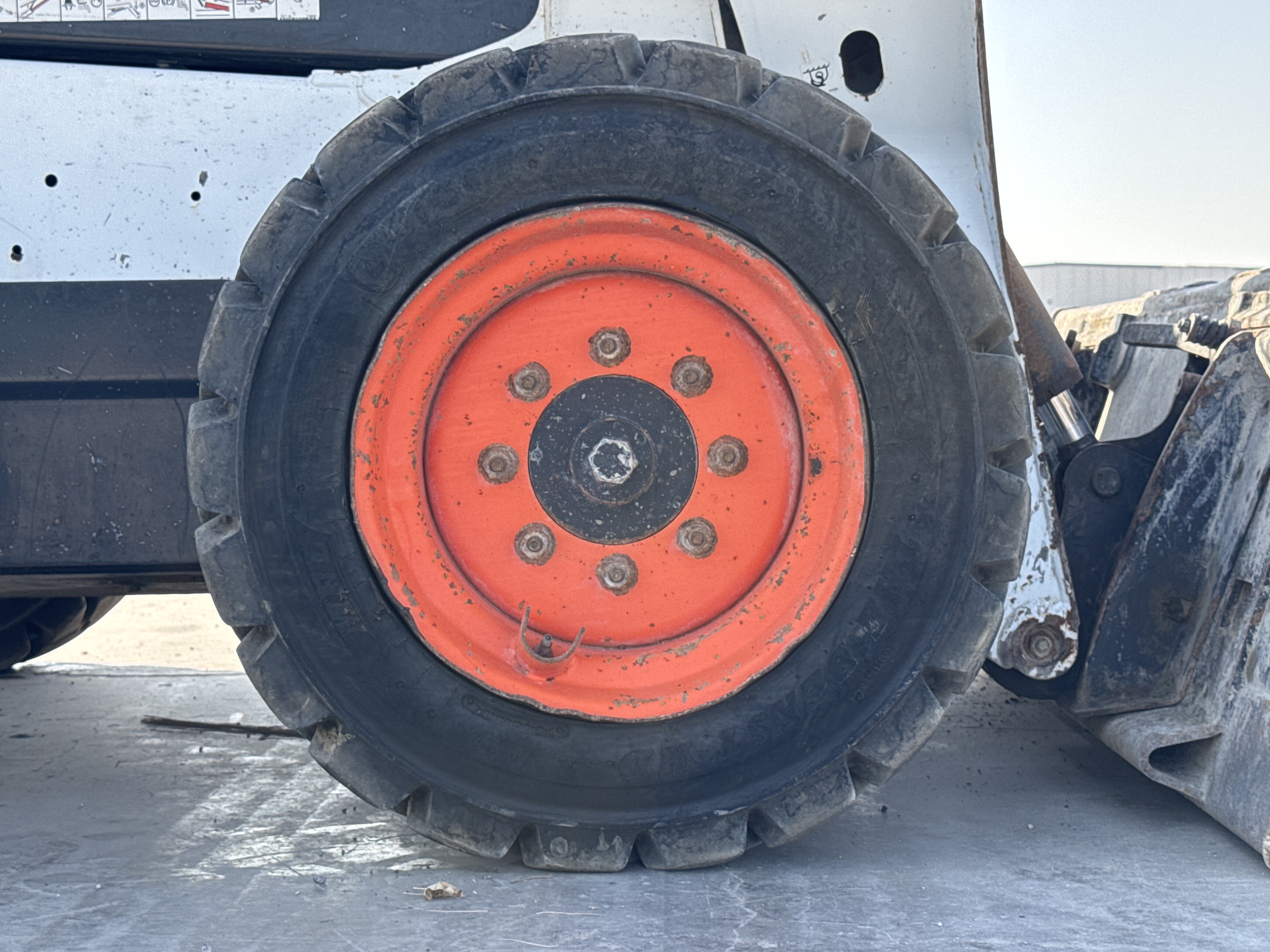 SSL-009-Bobcat-S510-skid-steer-loader-inspection-chassis-right-front-tire-wheel-hub-condition-1