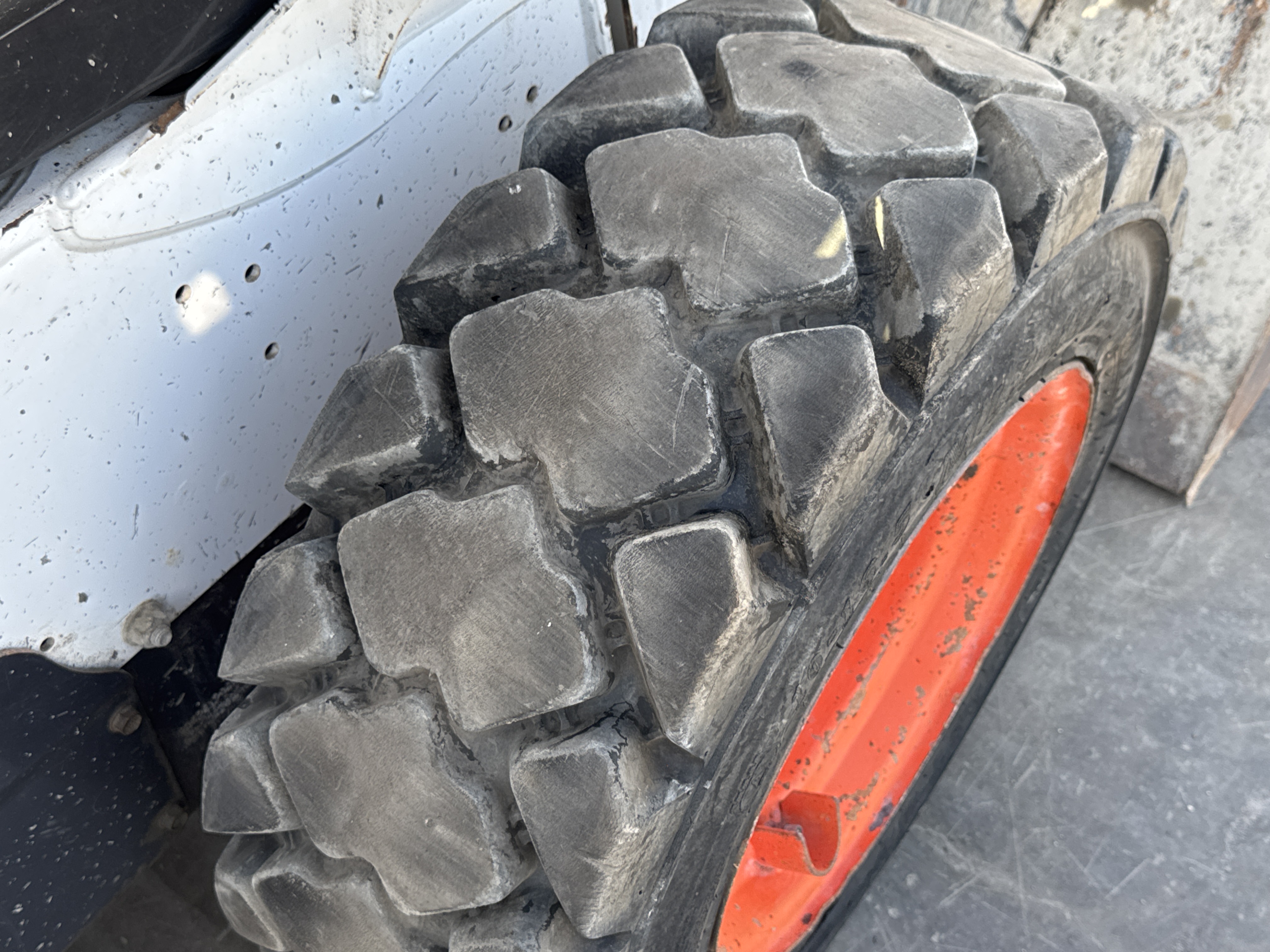 SSL-009-Bobcat-S510-skid-steer-loader-inspection-chassis-right-front-tire-wheel-hub-condition-2