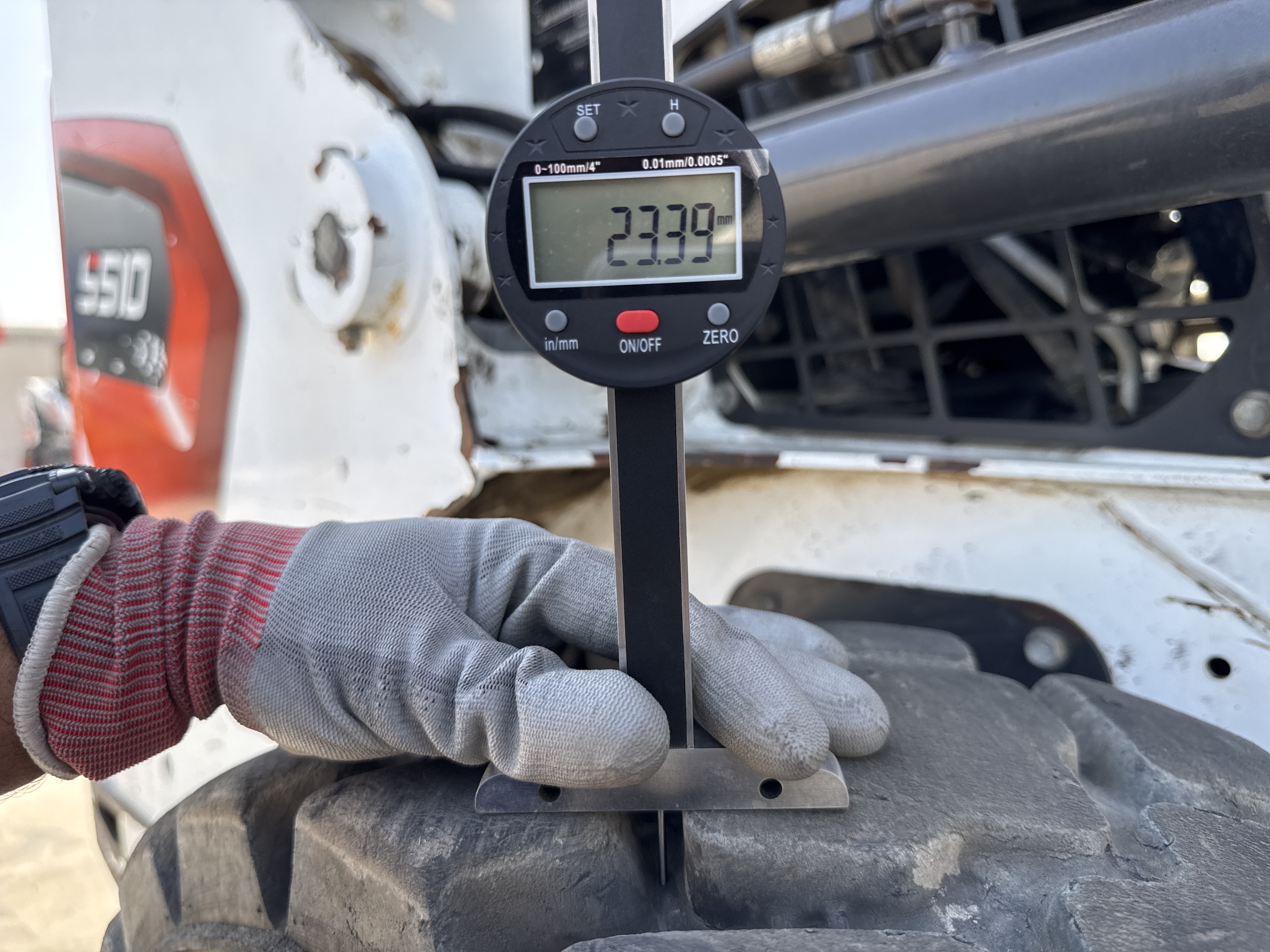 SSL-009-Bobcat-S510-skid-steer-loader-inspection-chassis-right-rear-tire-tread-depth
