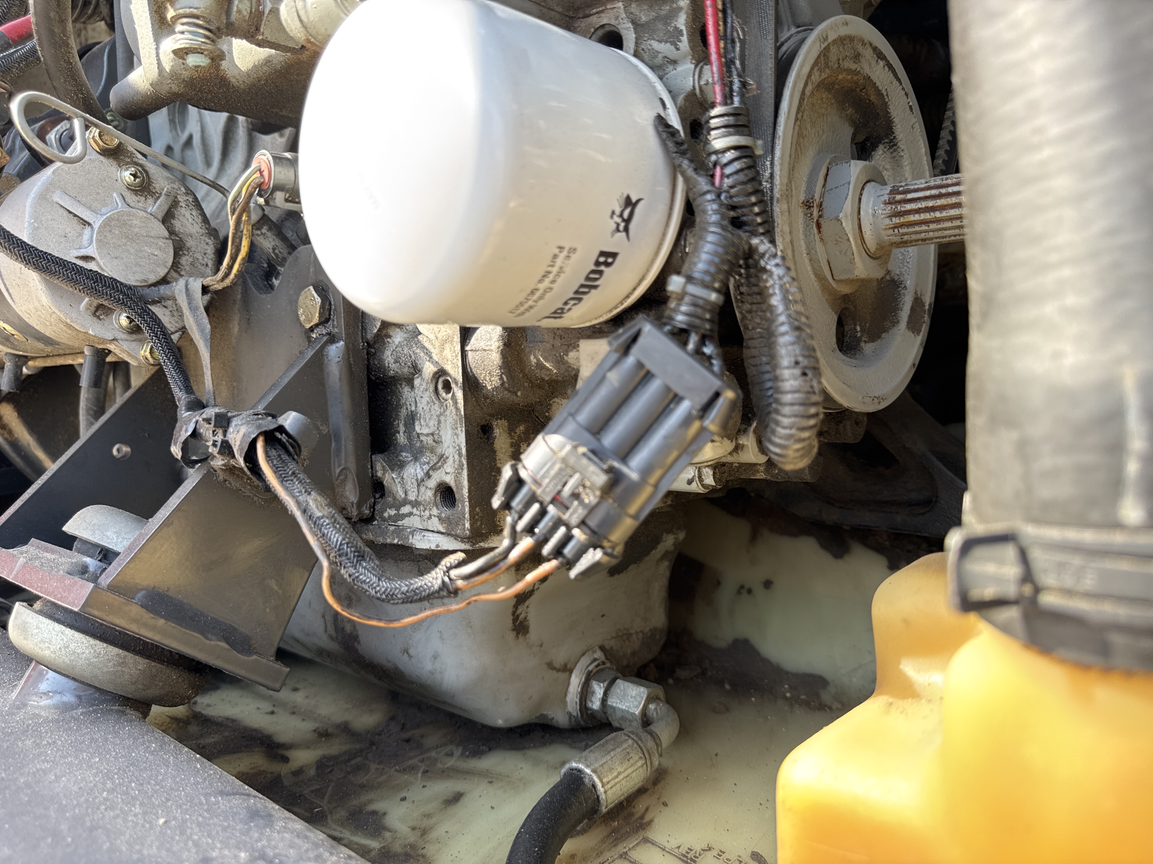 SSL-009-Bobcat-S510-skid-steer-loader-inspection-engine-engine-oil-leaks-4
