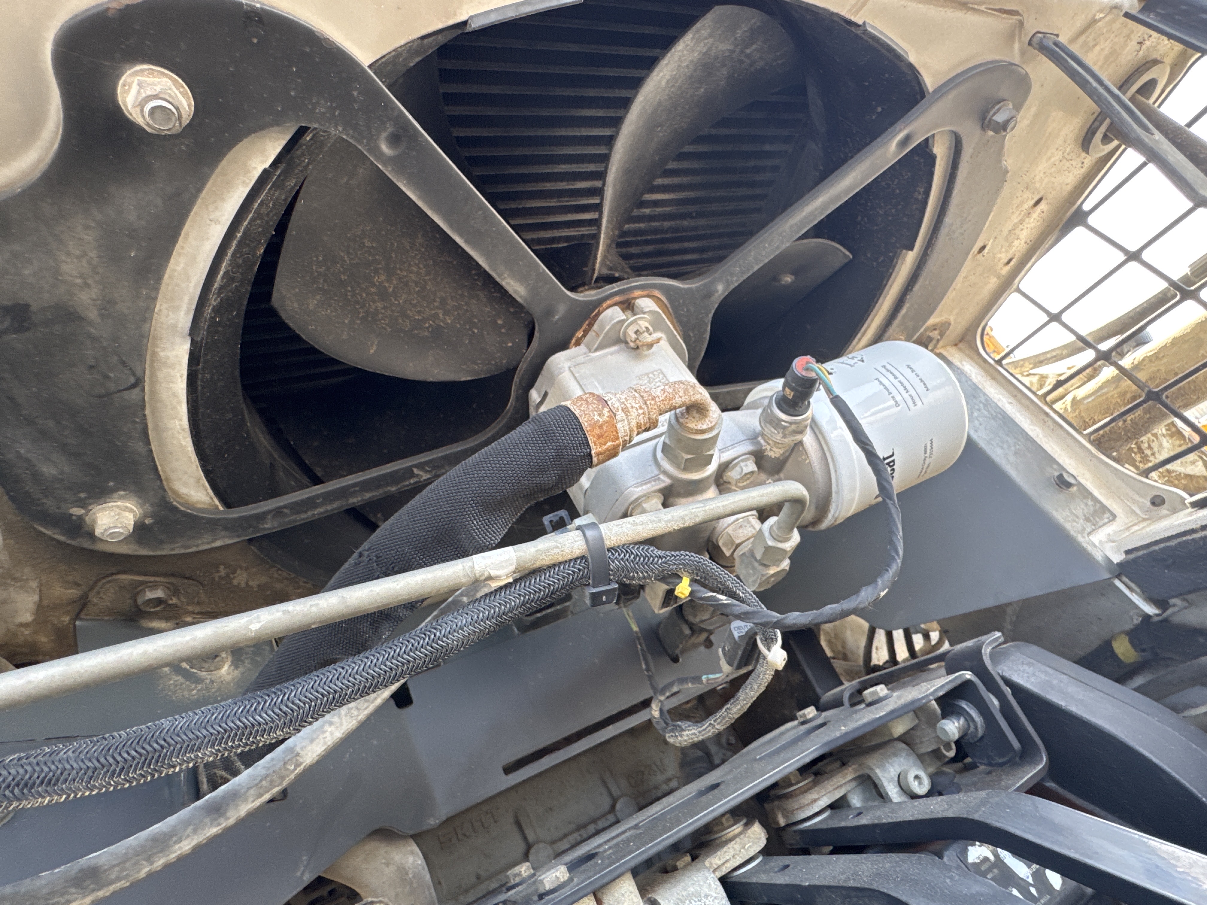 SSL-009-Bobcat-S510-skid-steer-loader-inspection-engine-cooling-fan-and-fan-guard-1