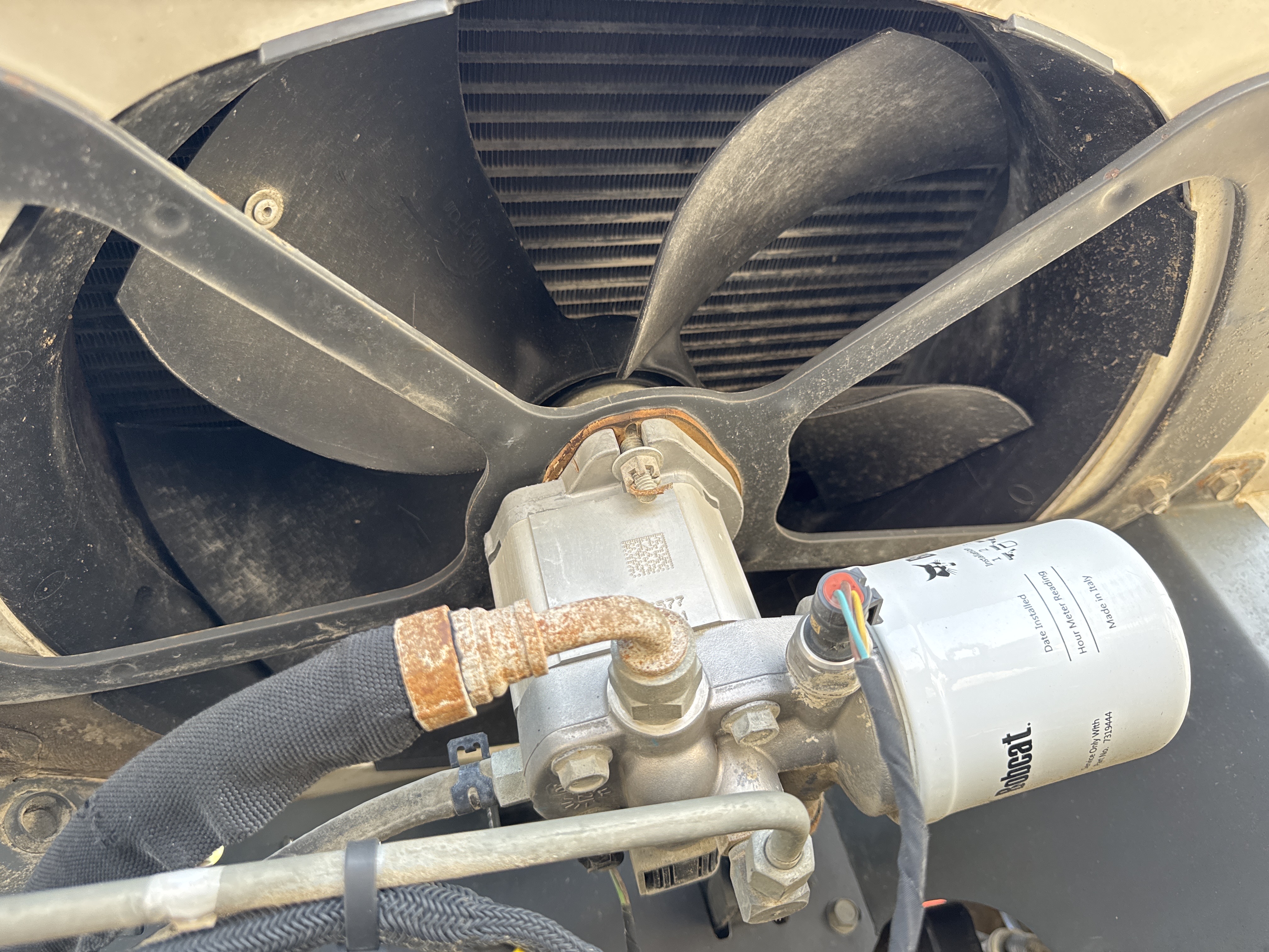SSL-009-Bobcat-S510-skid-steer-loader-inspection-engine-cooling-fan-and-fan-guard-2