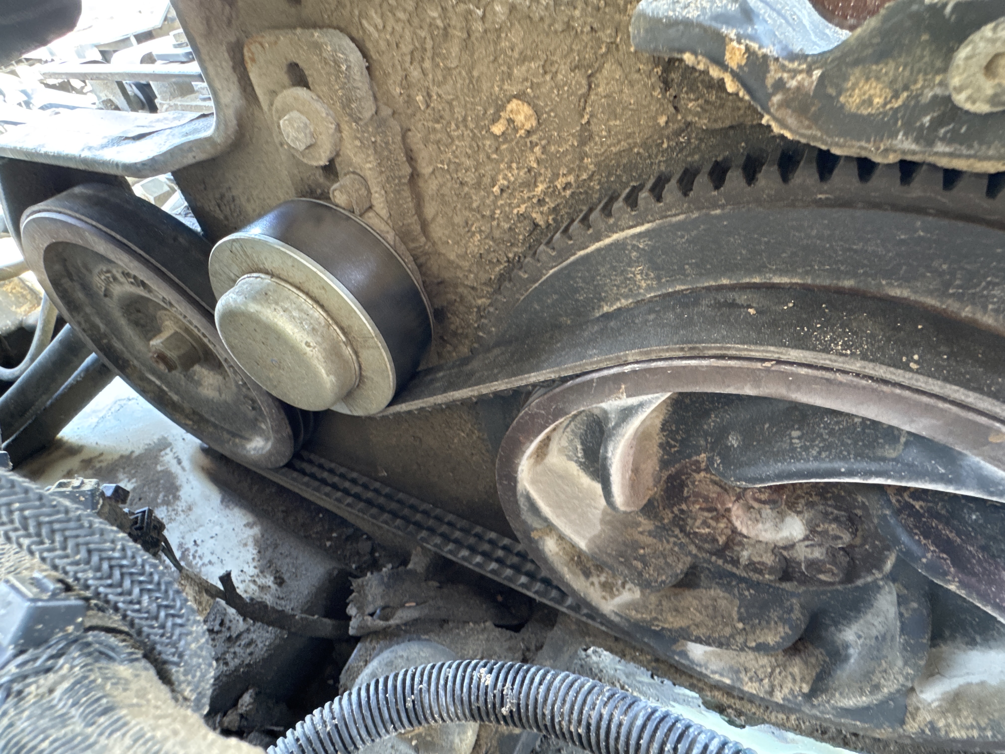 SSL-009-Bobcat-S510-skid-steer-loader-inspection-engine-belts-3