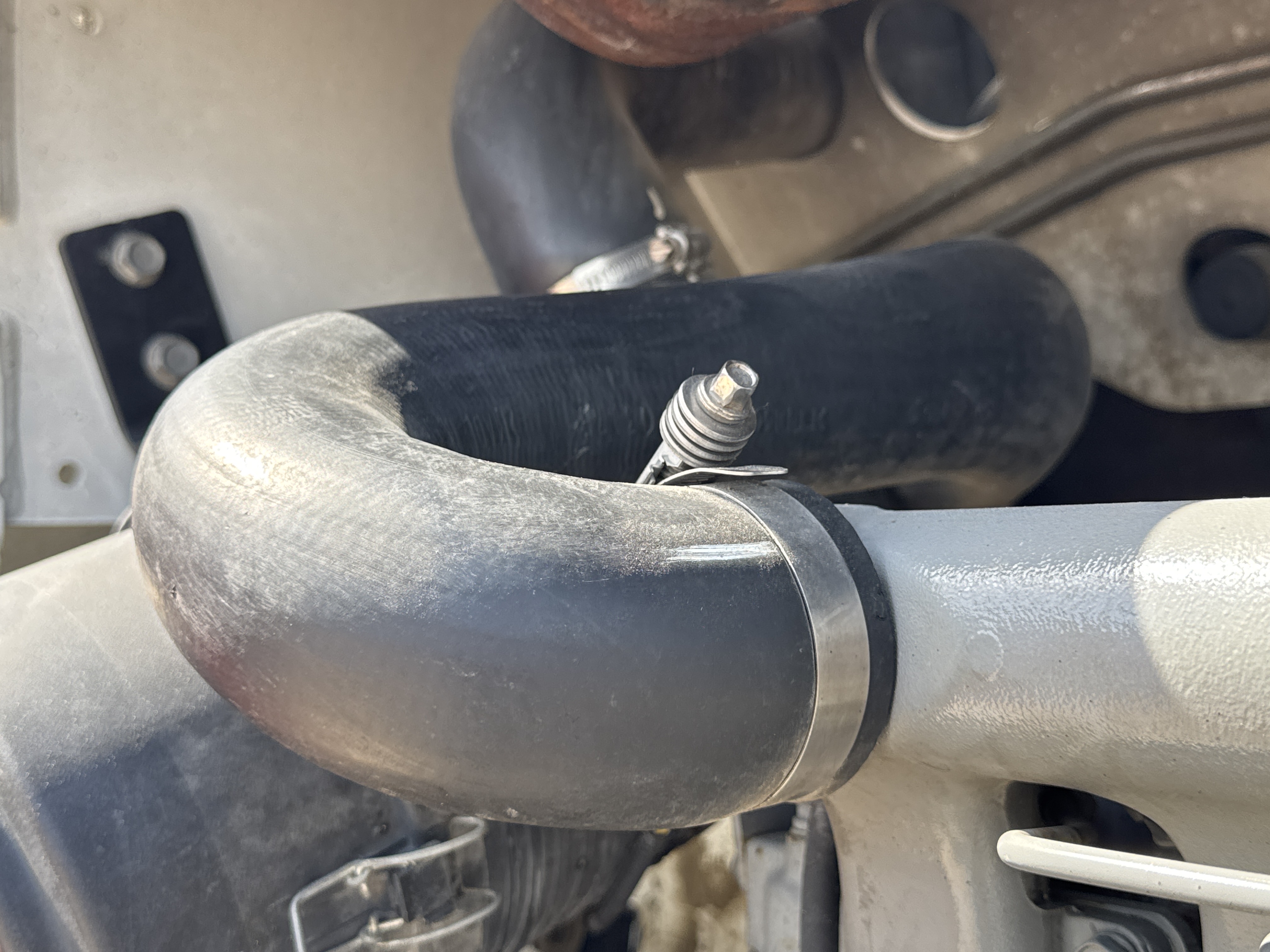 SSL-009-Bobcat-S510-skid-steer-loader-inspection-engine-hoses-1
