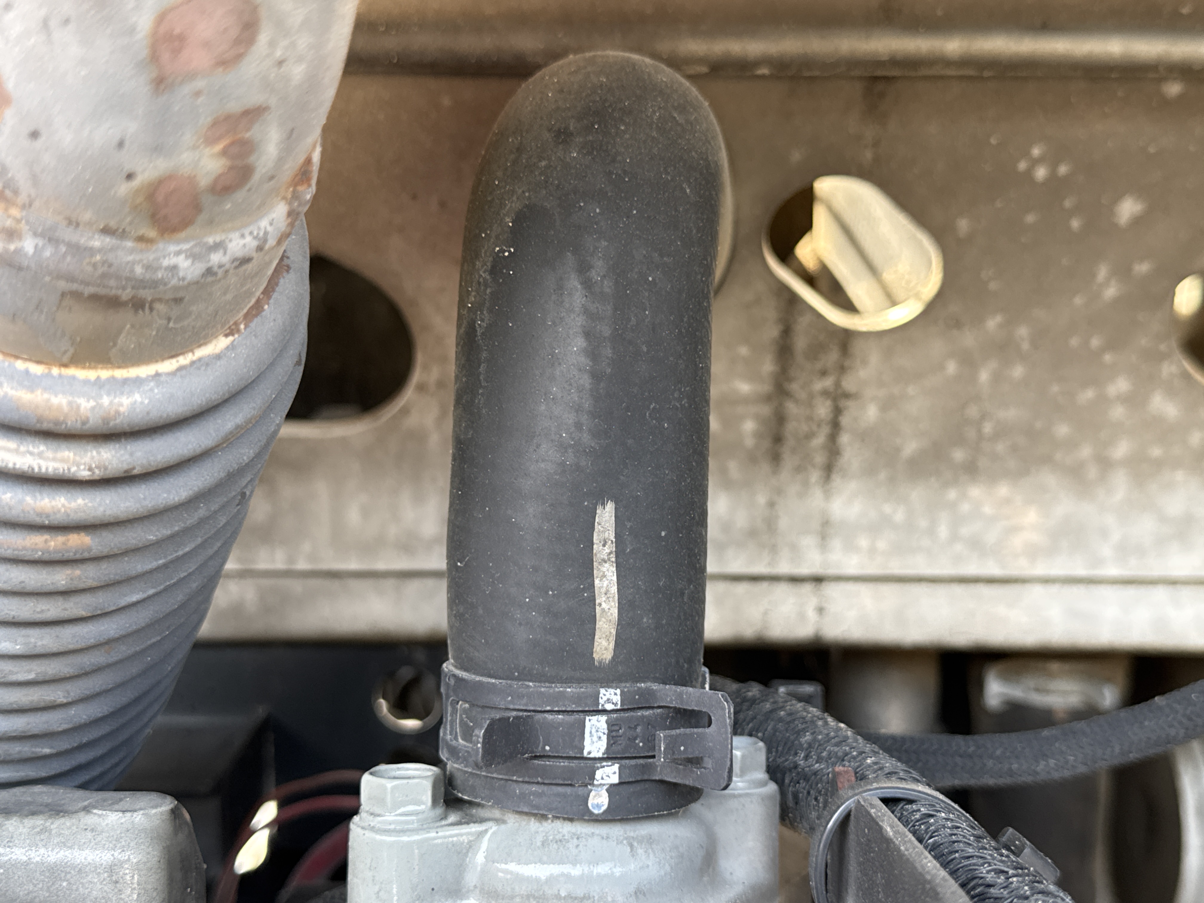 SSL-009-Bobcat-S510-skid-steer-loader-inspection-engine-hoses-2