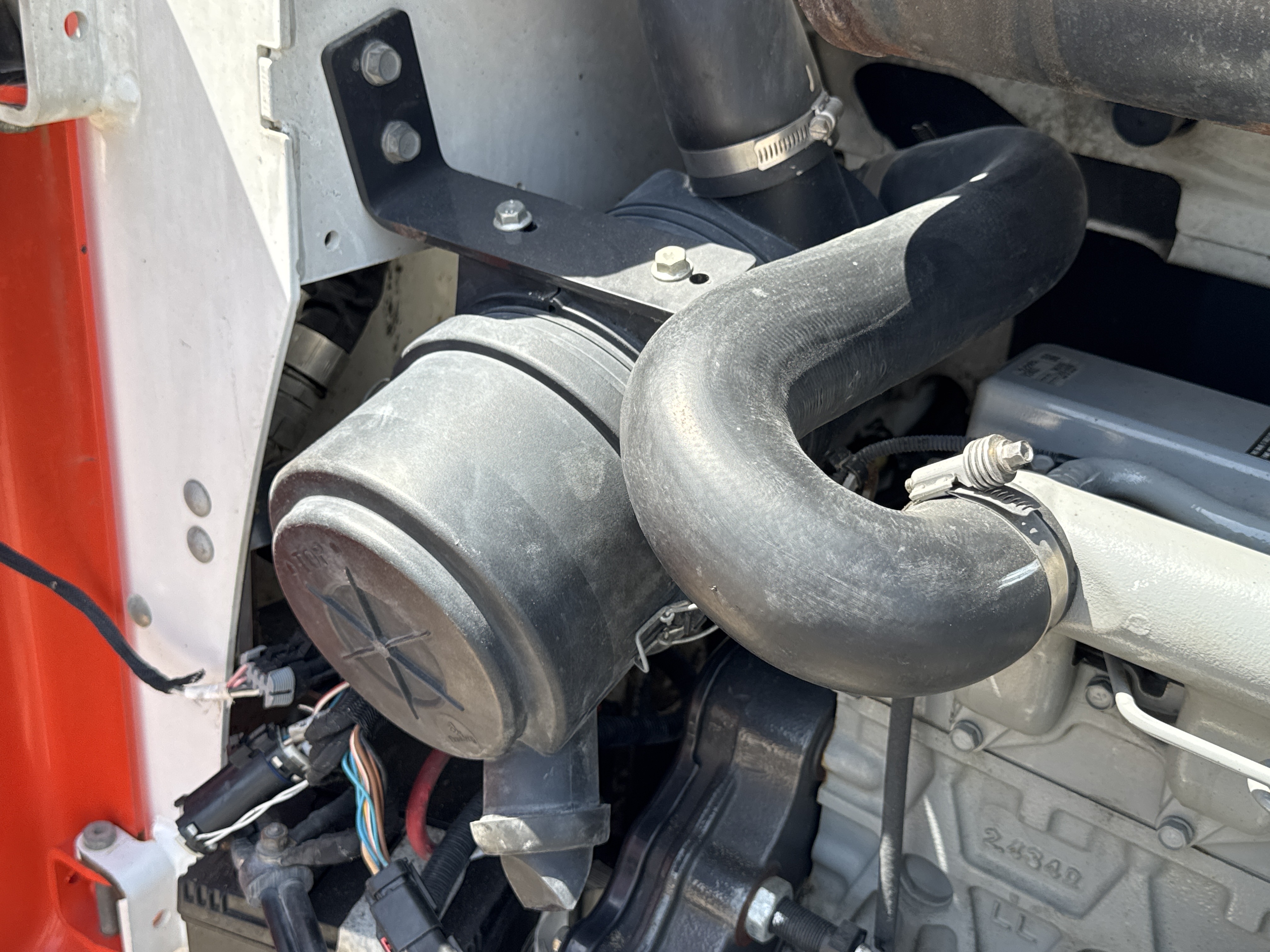 SSL-009-Bobcat-S510-skid-steer-loader-inspection-engine-air-intake-system-2