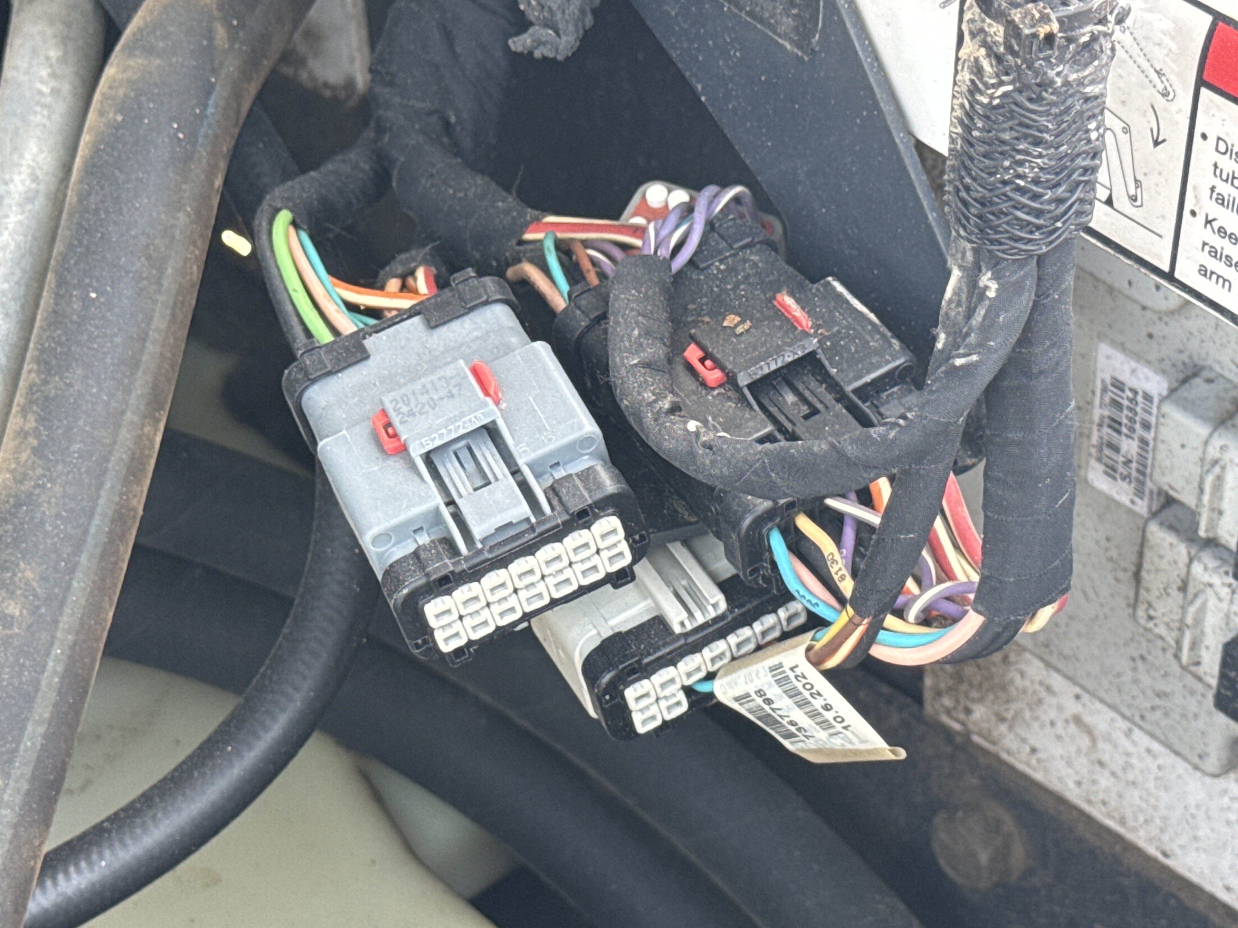 SSL-009-Bobcat-S510-skid-steer-loader-inspection-electronics-main-harness-1