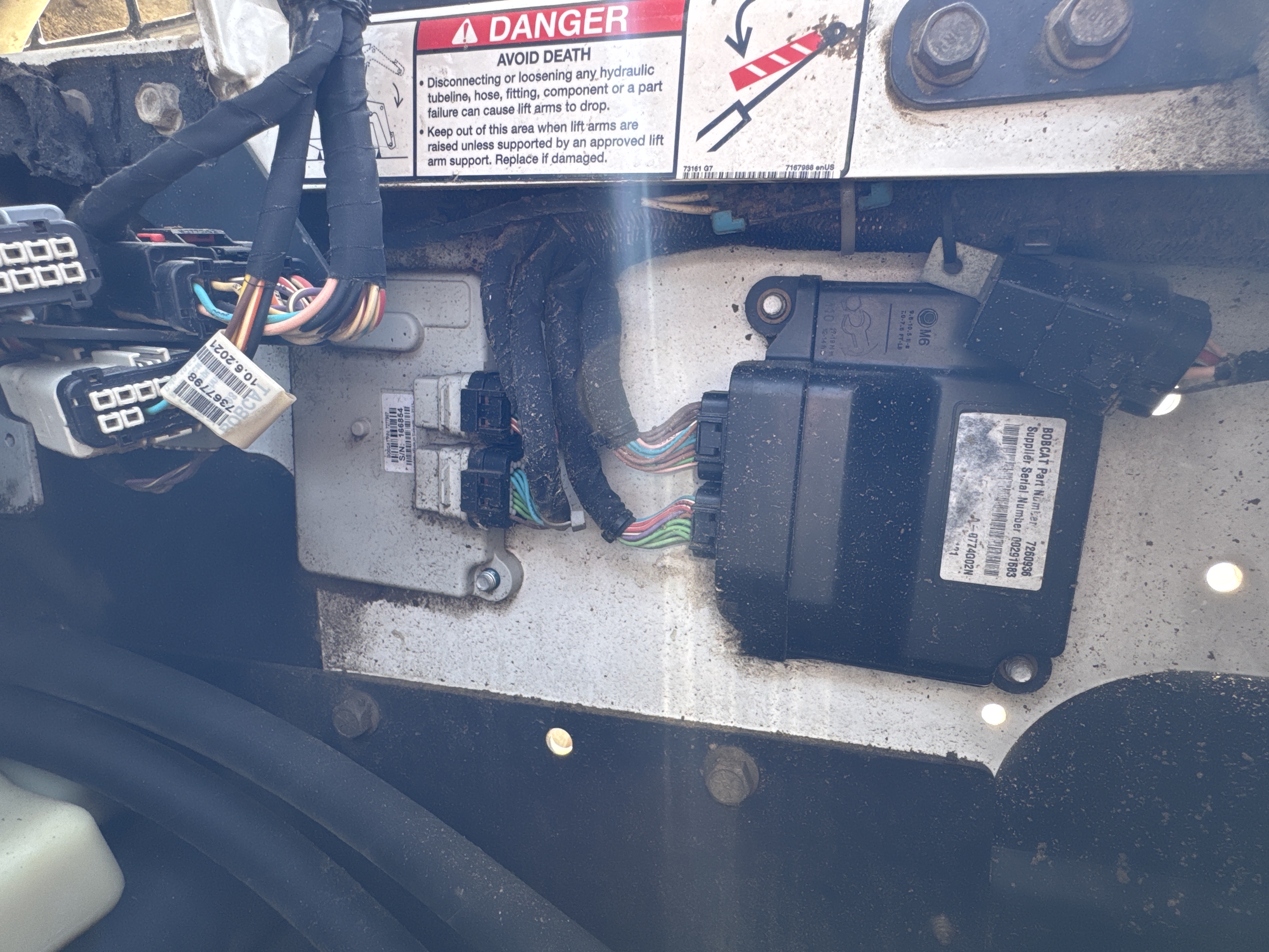 SSL-009-Bobcat-S510-skid-steer-loader-inspection-electronics-main-harness-2