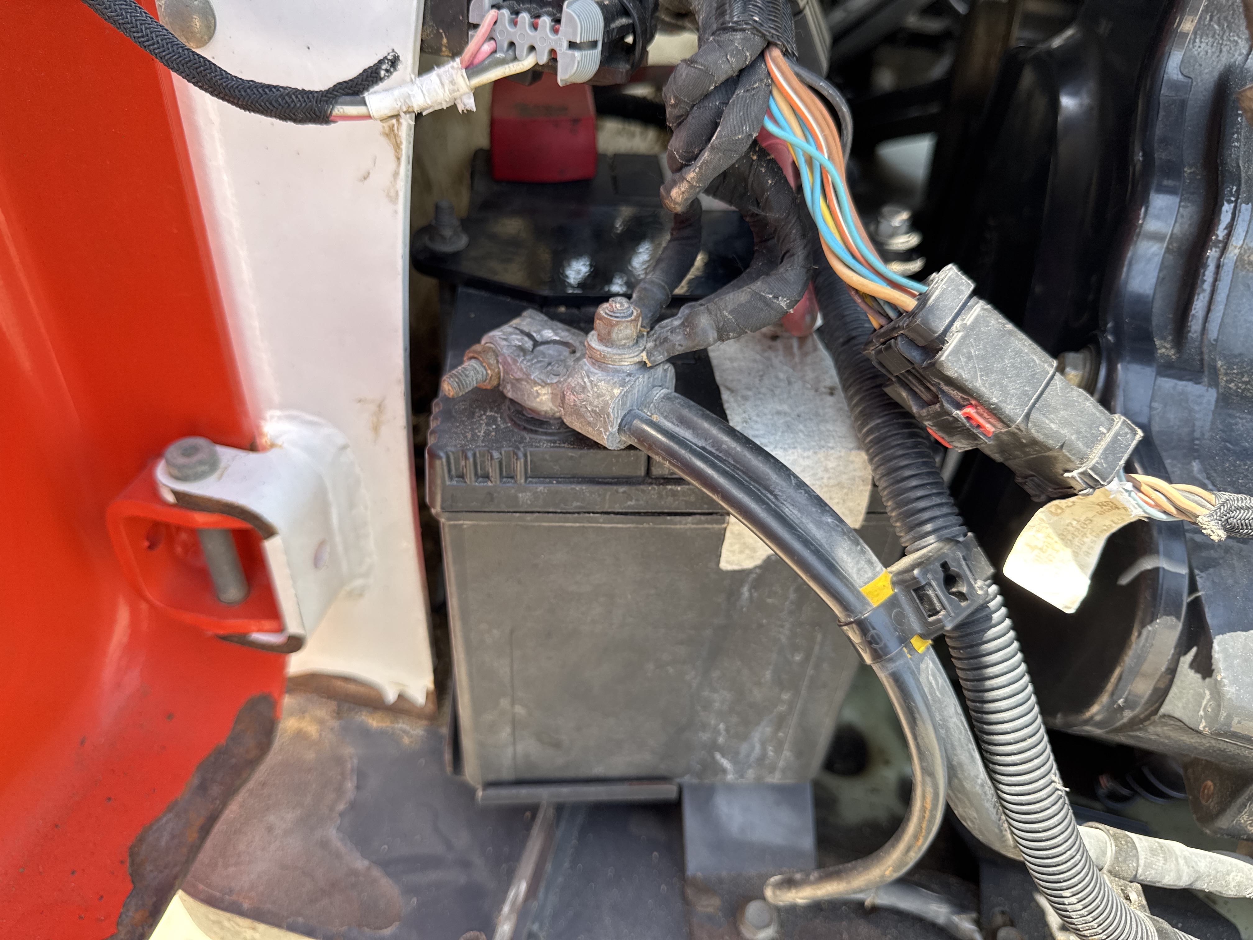SSL-009-Bobcat-S510-skid-steer-loader-inspection-electronics-battery-1