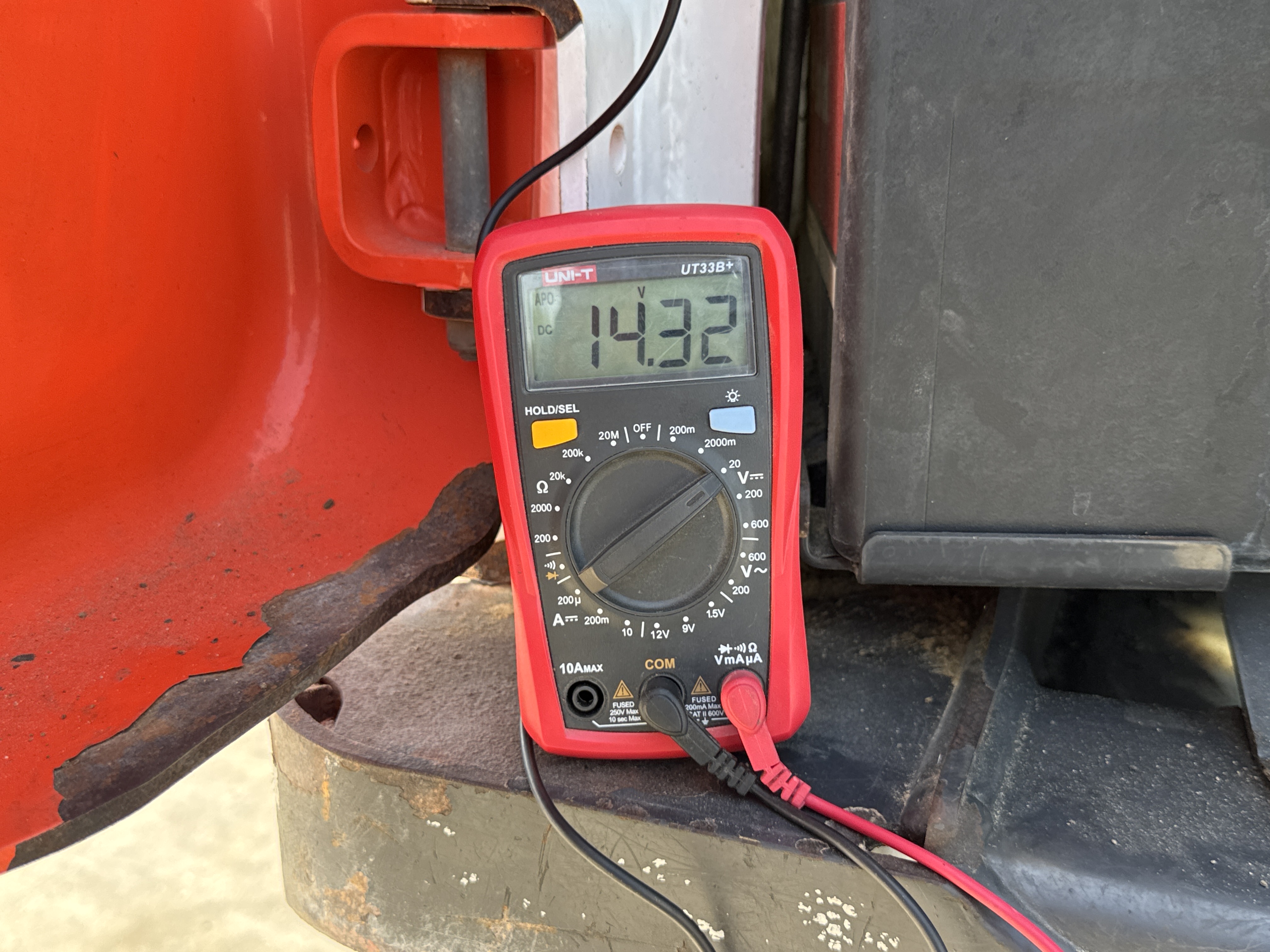 SSL-009-Bobcat-S510-skid-steer-loader-inspection-electronics-battery-2