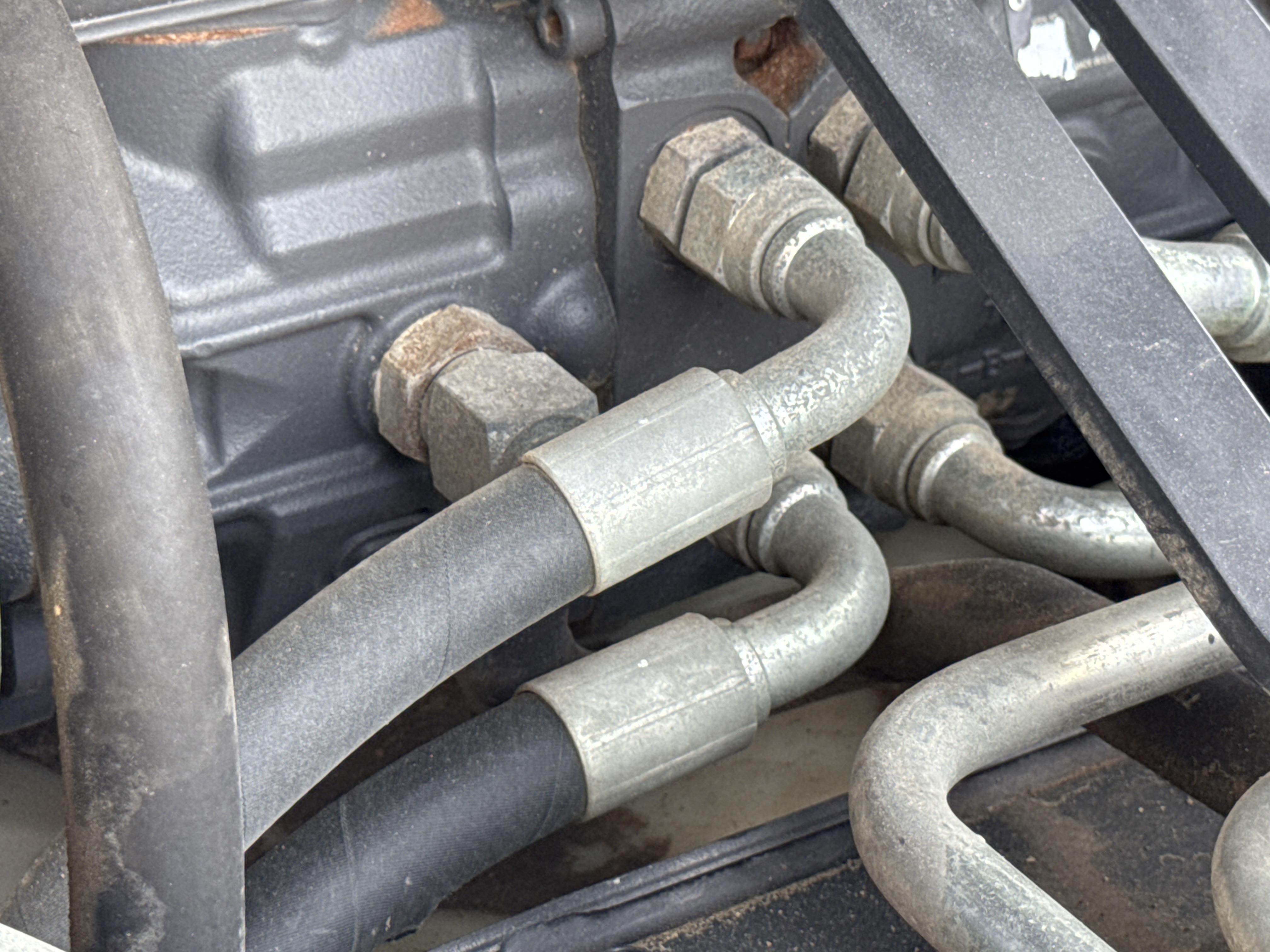 SSL-009-Bobcat-S510-skid-steer-loader-inspection-hydraulics-hydraulic-hoses-and-lines-1