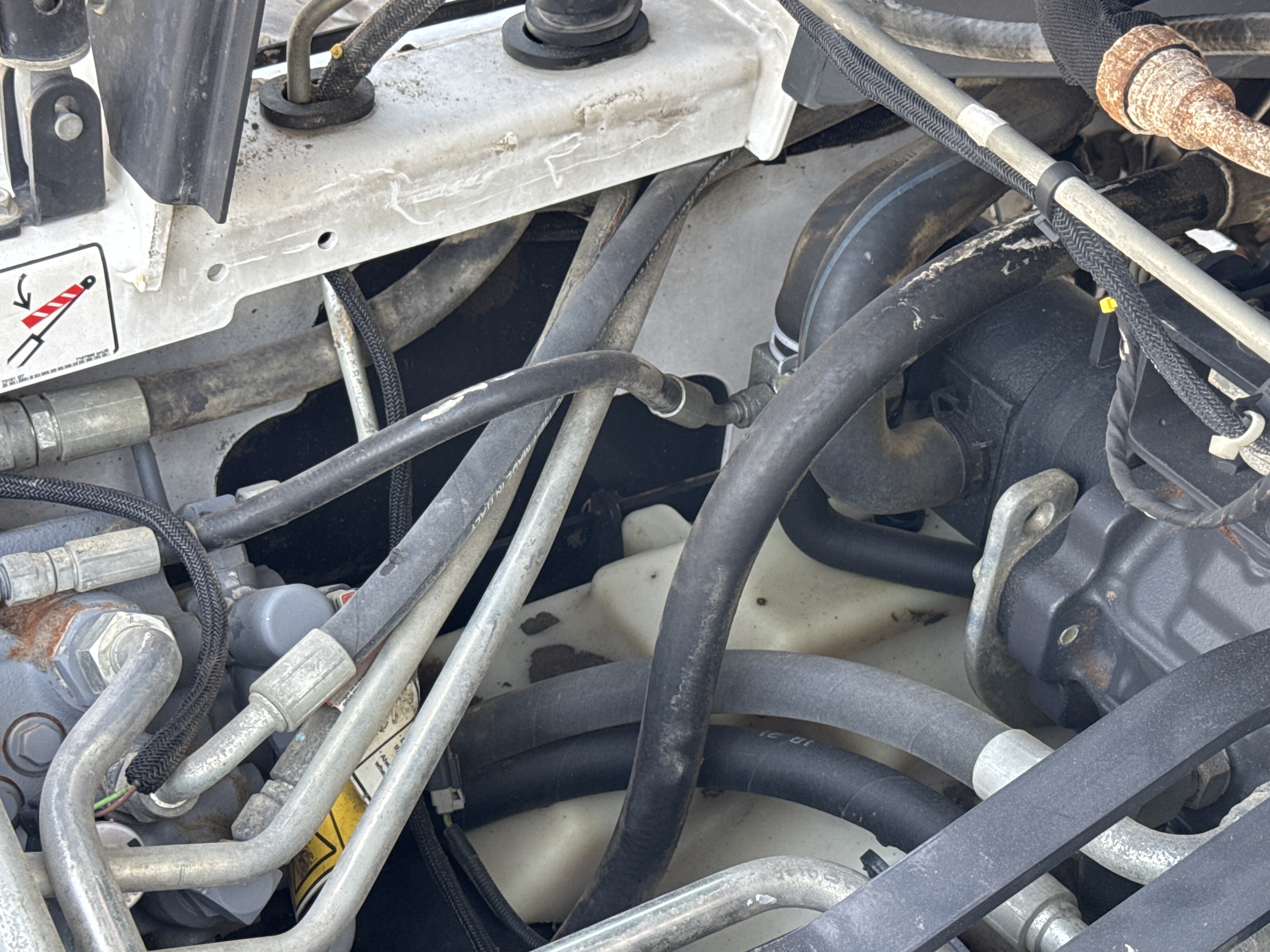 SSL-009-Bobcat-S510-skid-steer-loader-inspection-hydraulics-hydraulic-hoses-and-lines-3