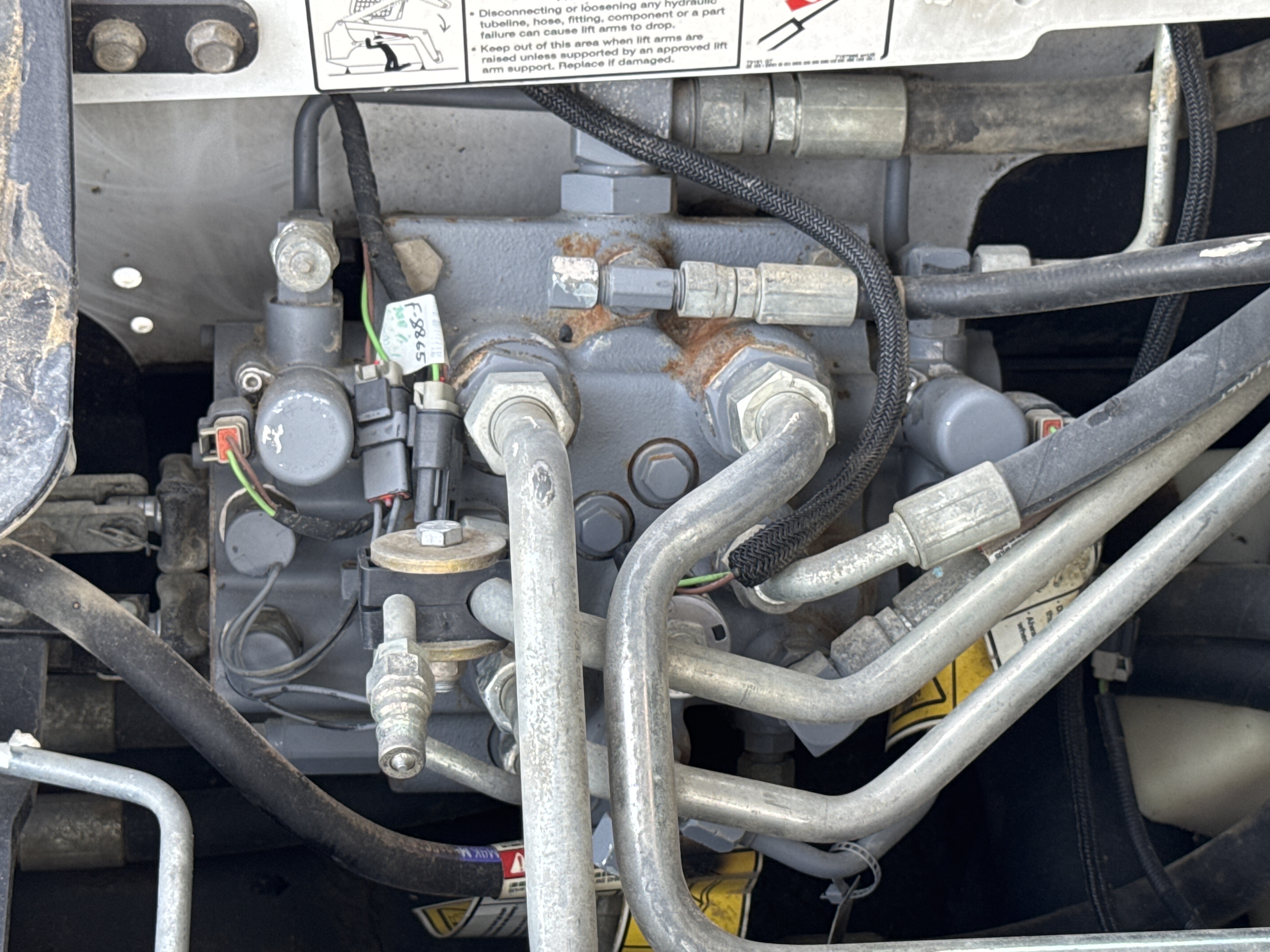 SSL-009-Bobcat-S510-skid-steer-loader-inspection-hydraulics-main-control-valve-MCV-1