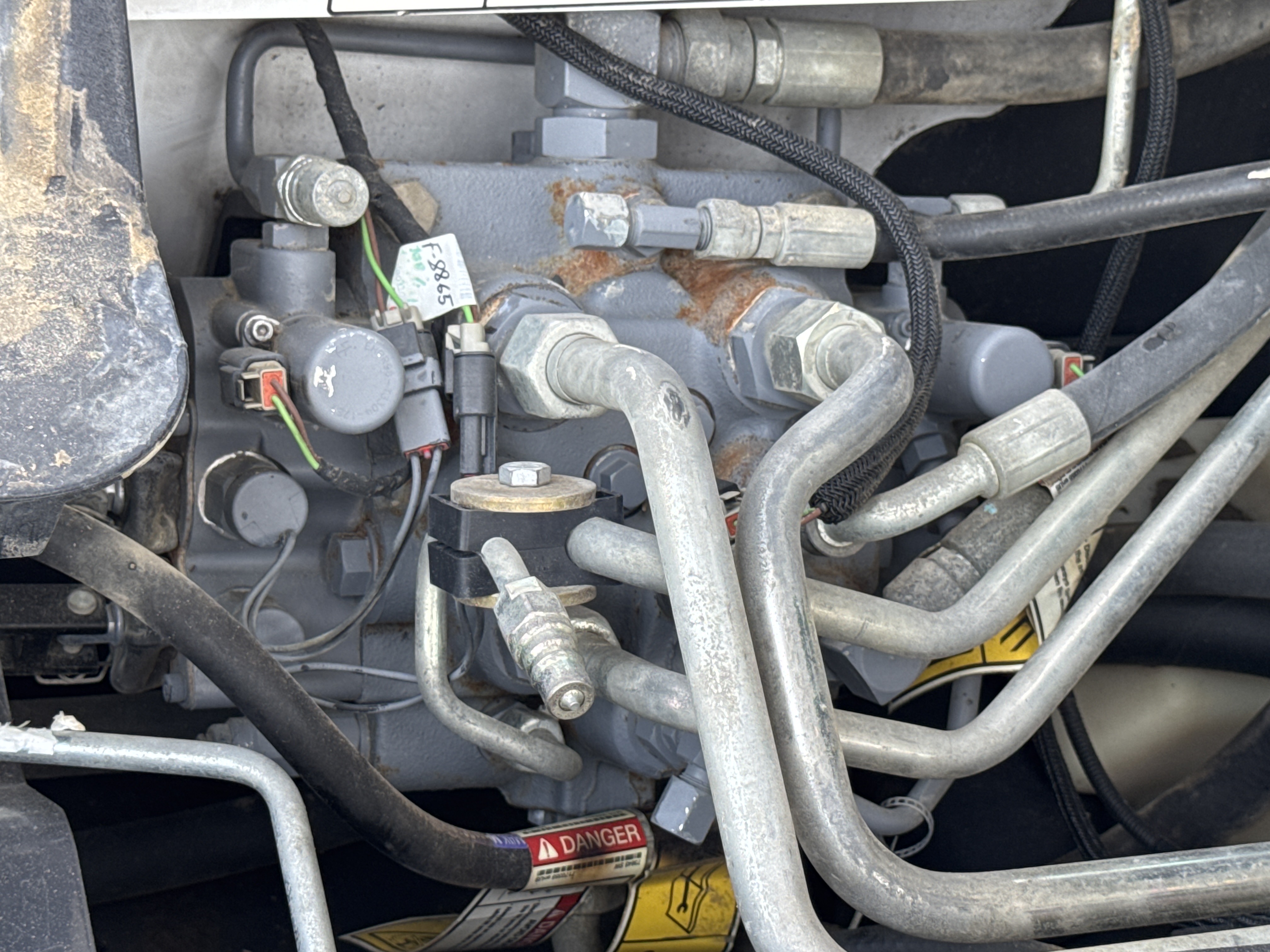 SSL-009-Bobcat-S510-skid-steer-loader-inspection-hydraulics-main-control-valve-MCV-2
