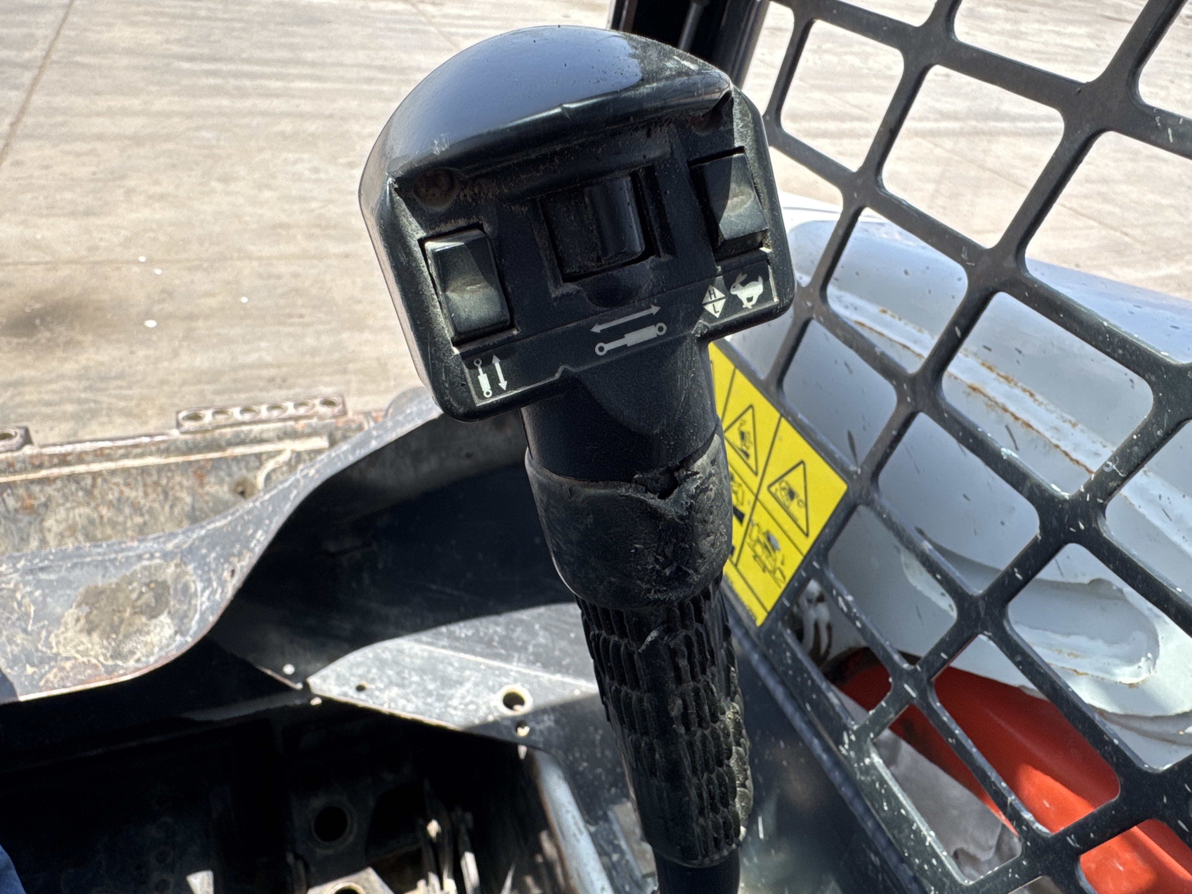 SSL-009-Bobcat-S510-skid-steer-loader-inspection-cabin-joysticks-1