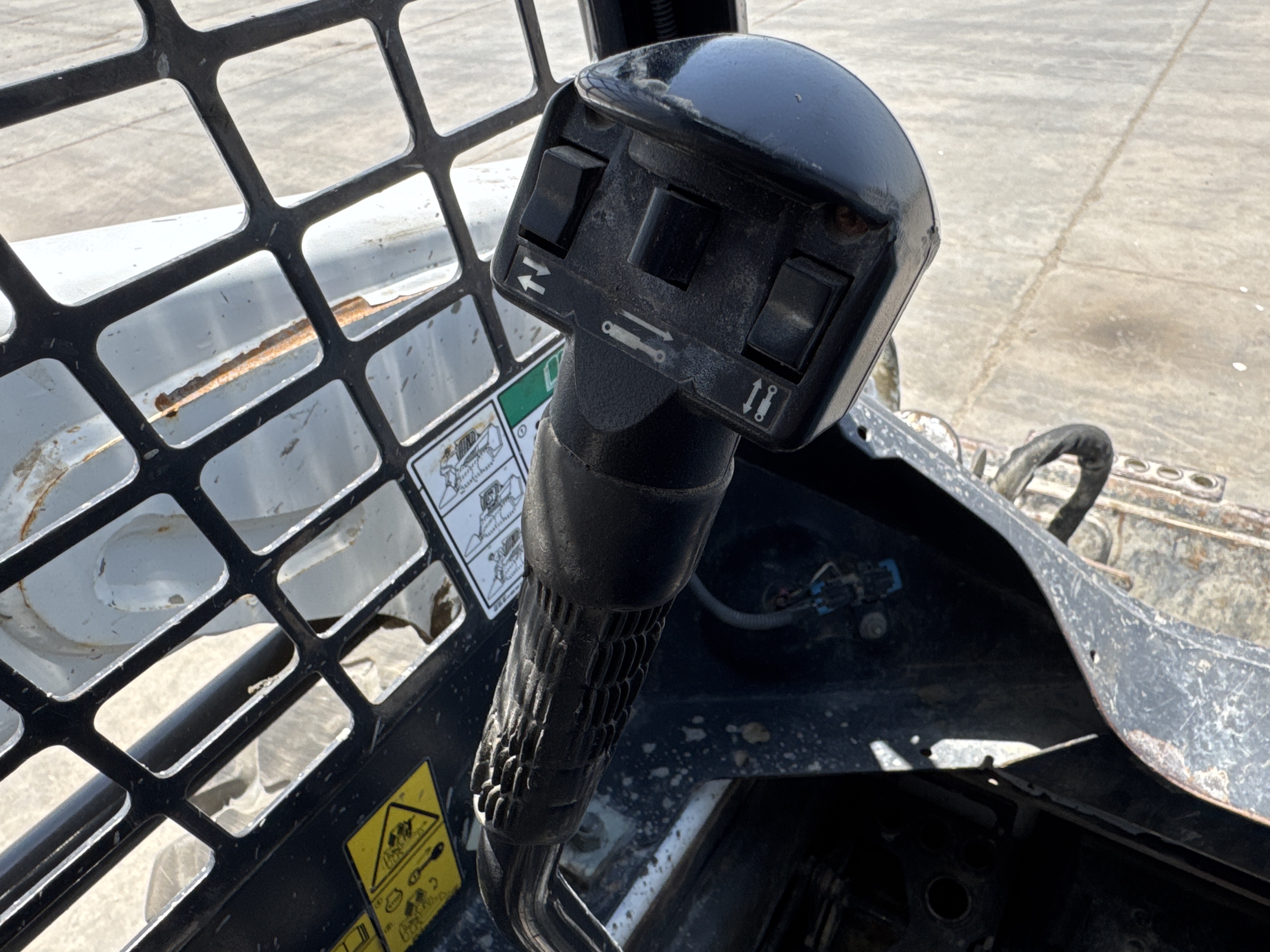 SSL-009-Bobcat-S510-skid-steer-loader-inspection-cabin-joysticks-2