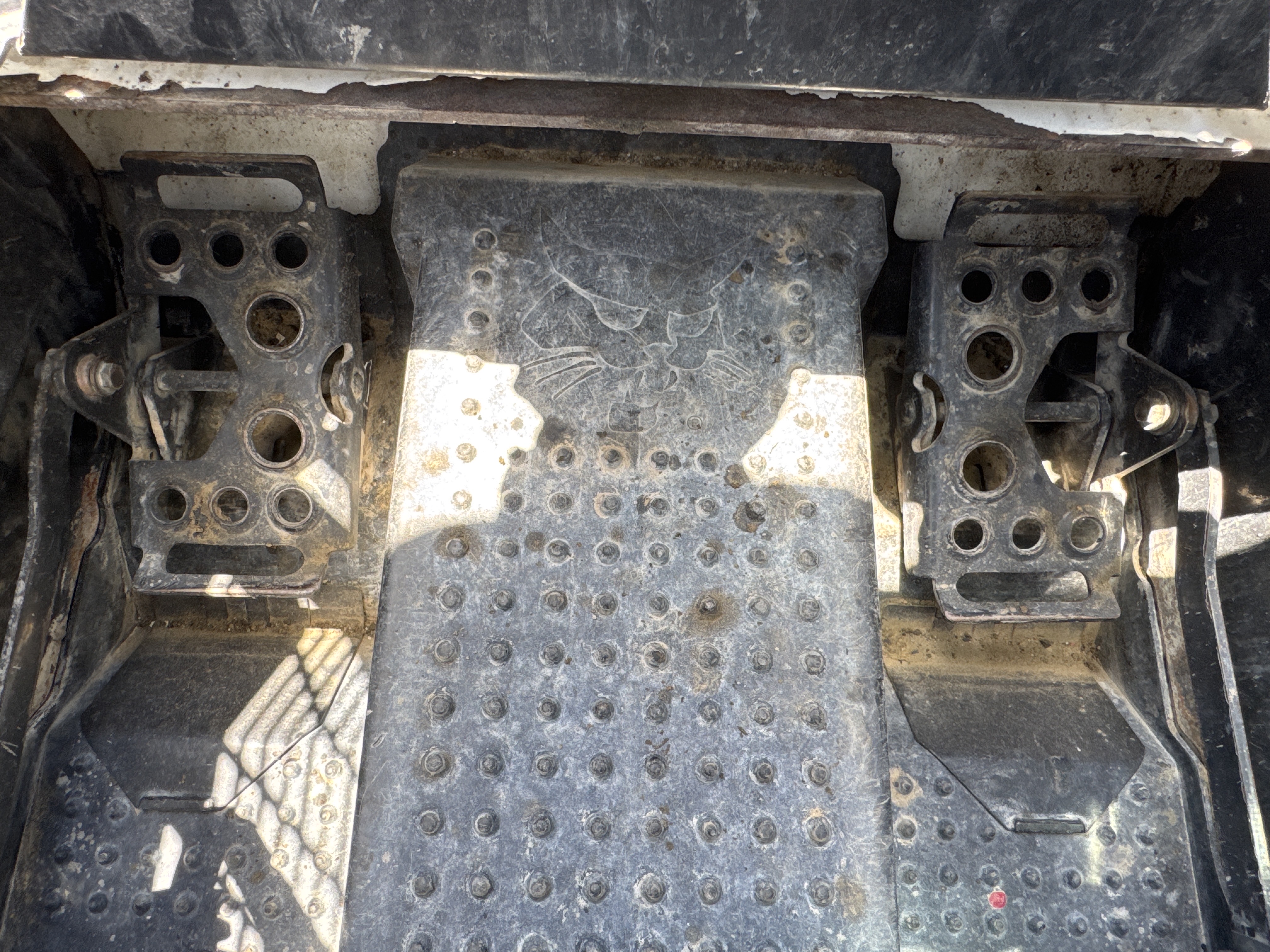 SSL-009-Bobcat-S510-skid-steer-loader-inspection-cabin-pedals-1